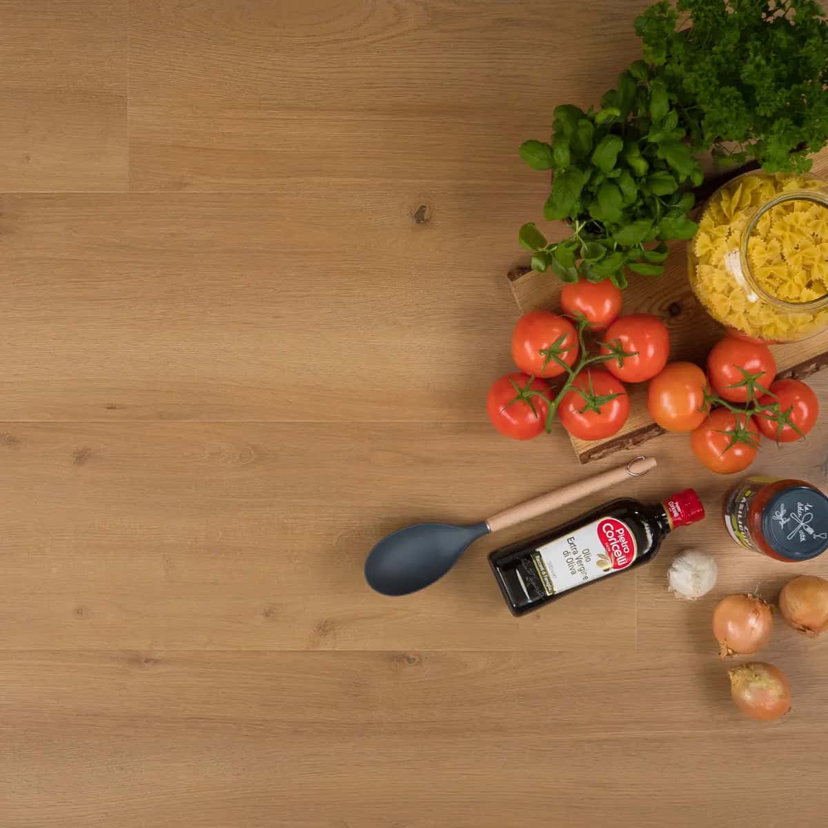 Douwes Dekker laminaatvloer in een lichte woonkamer