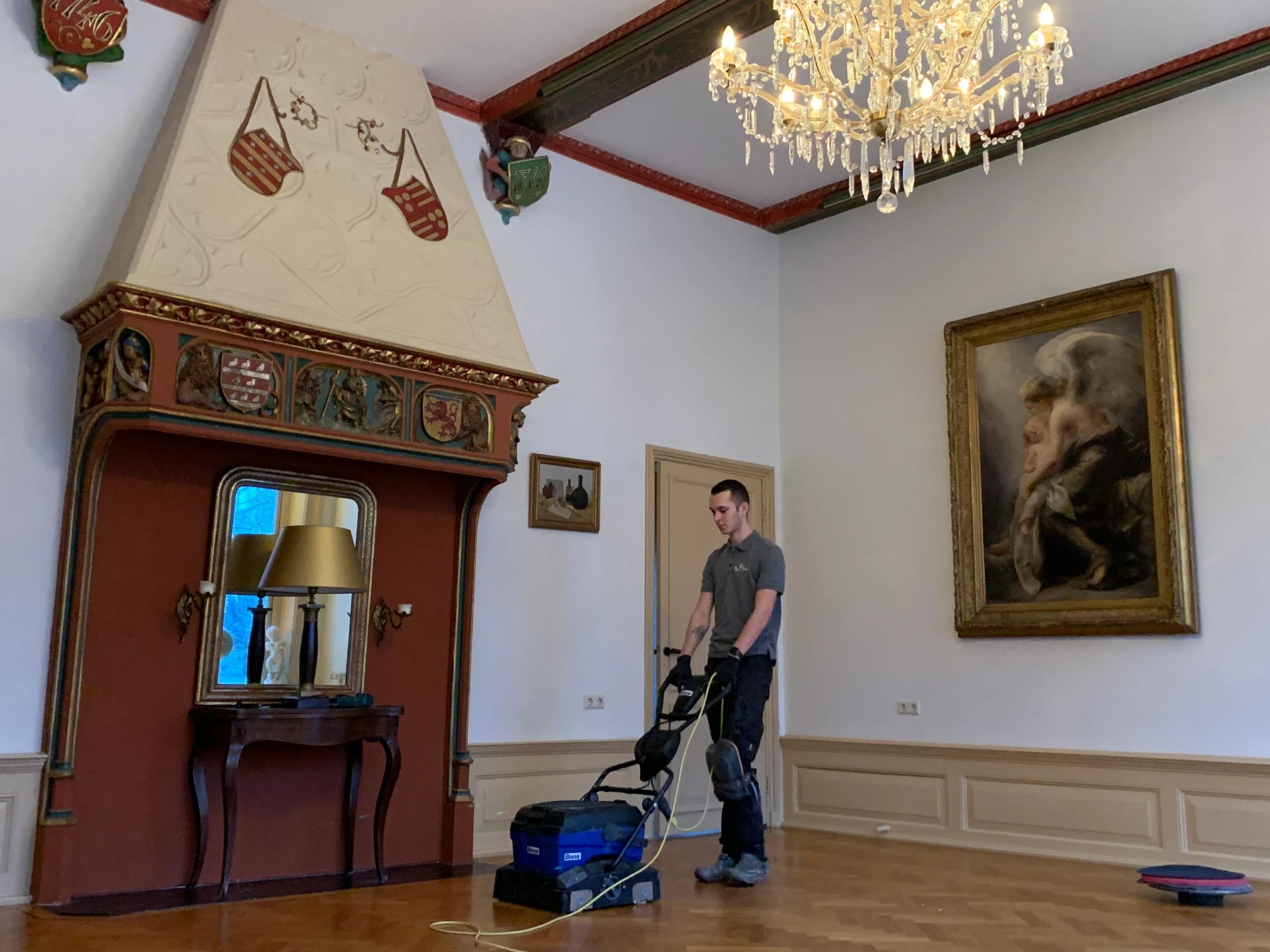 Vakman reinigt een visgraatvloer met het Bona Deep Clean-systeem