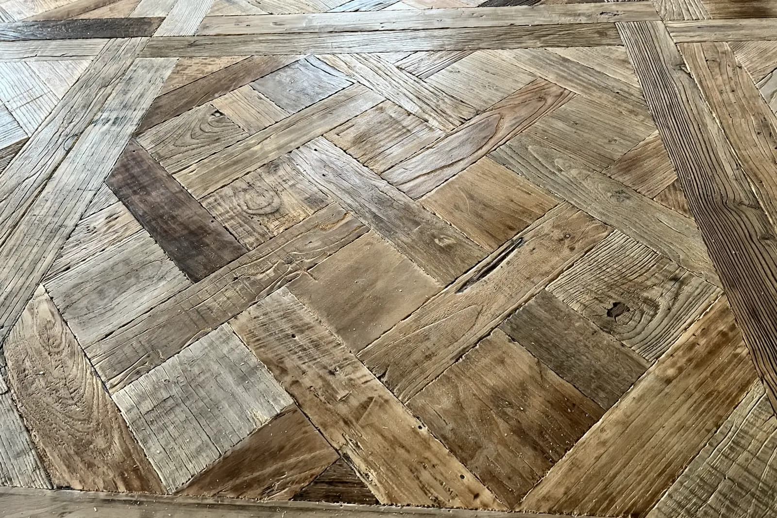 Close-up van een Parquet de Versailles paneelvloer in verouderd eiken, Gameren