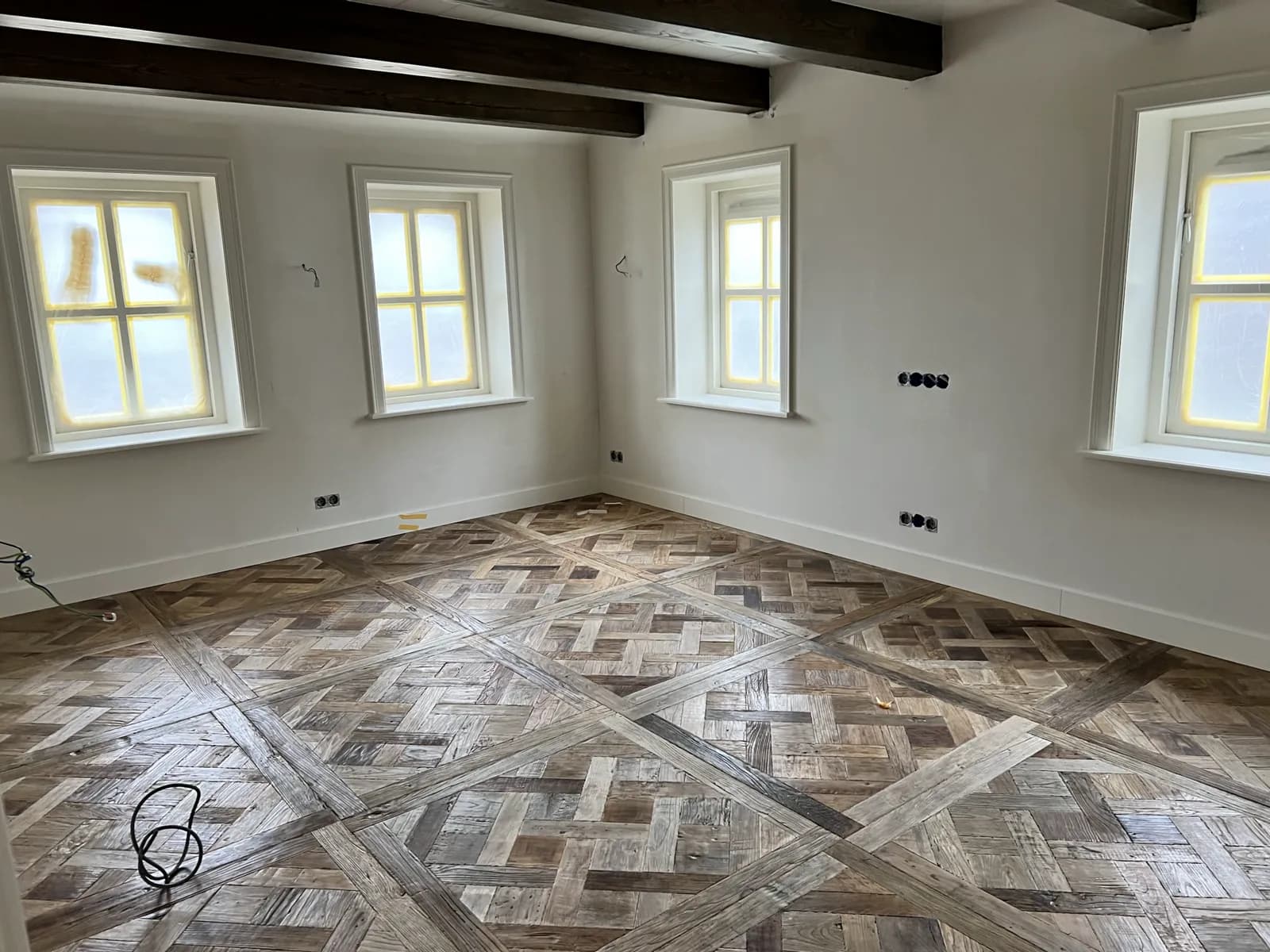 Parquet de Versailles paneelvloer in een afgewerkte kamer, Gameren
