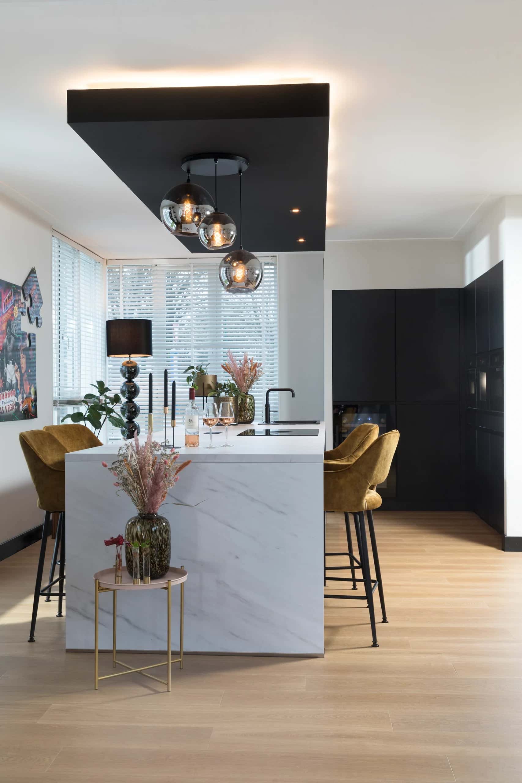 Laminaat in eikenlook in een moderne keuken