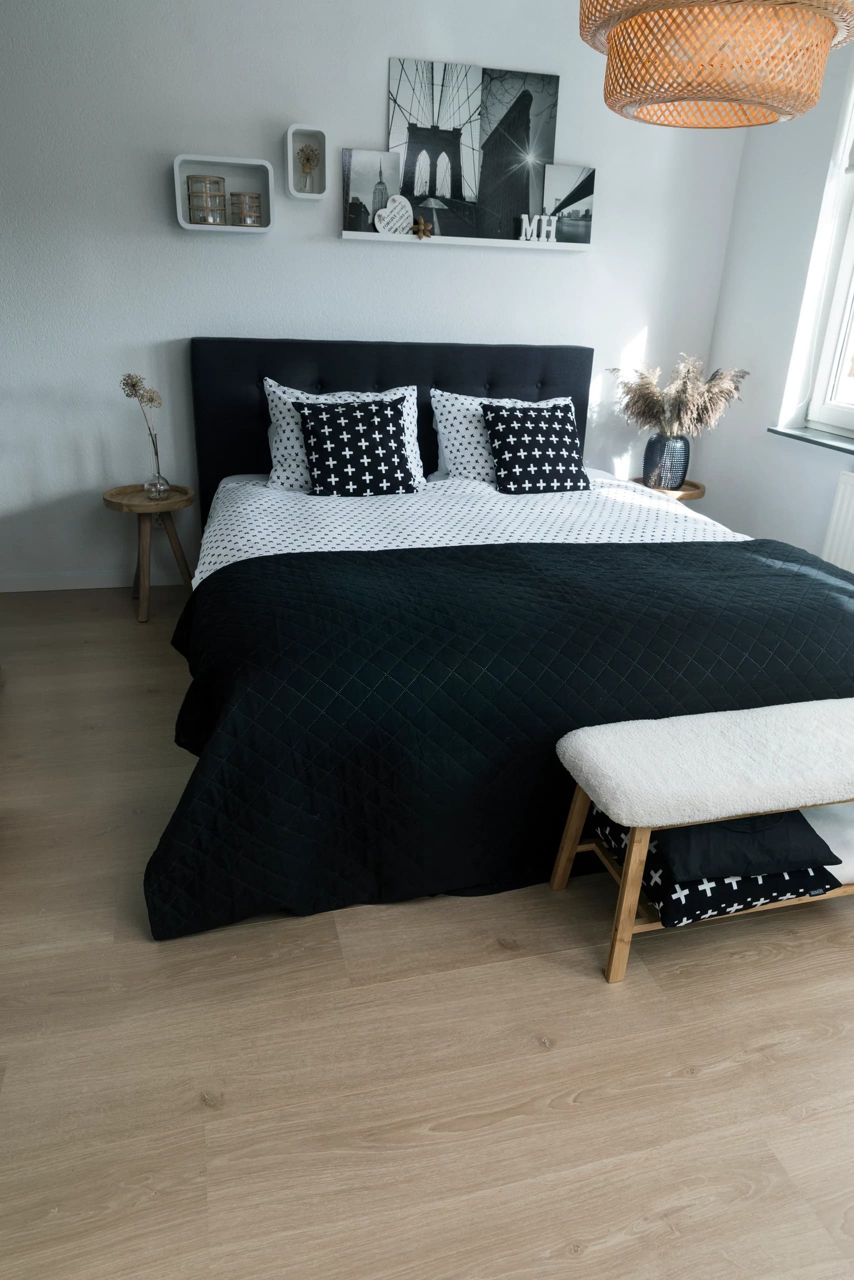 Lichte laminaatvloer in een slaapkamer