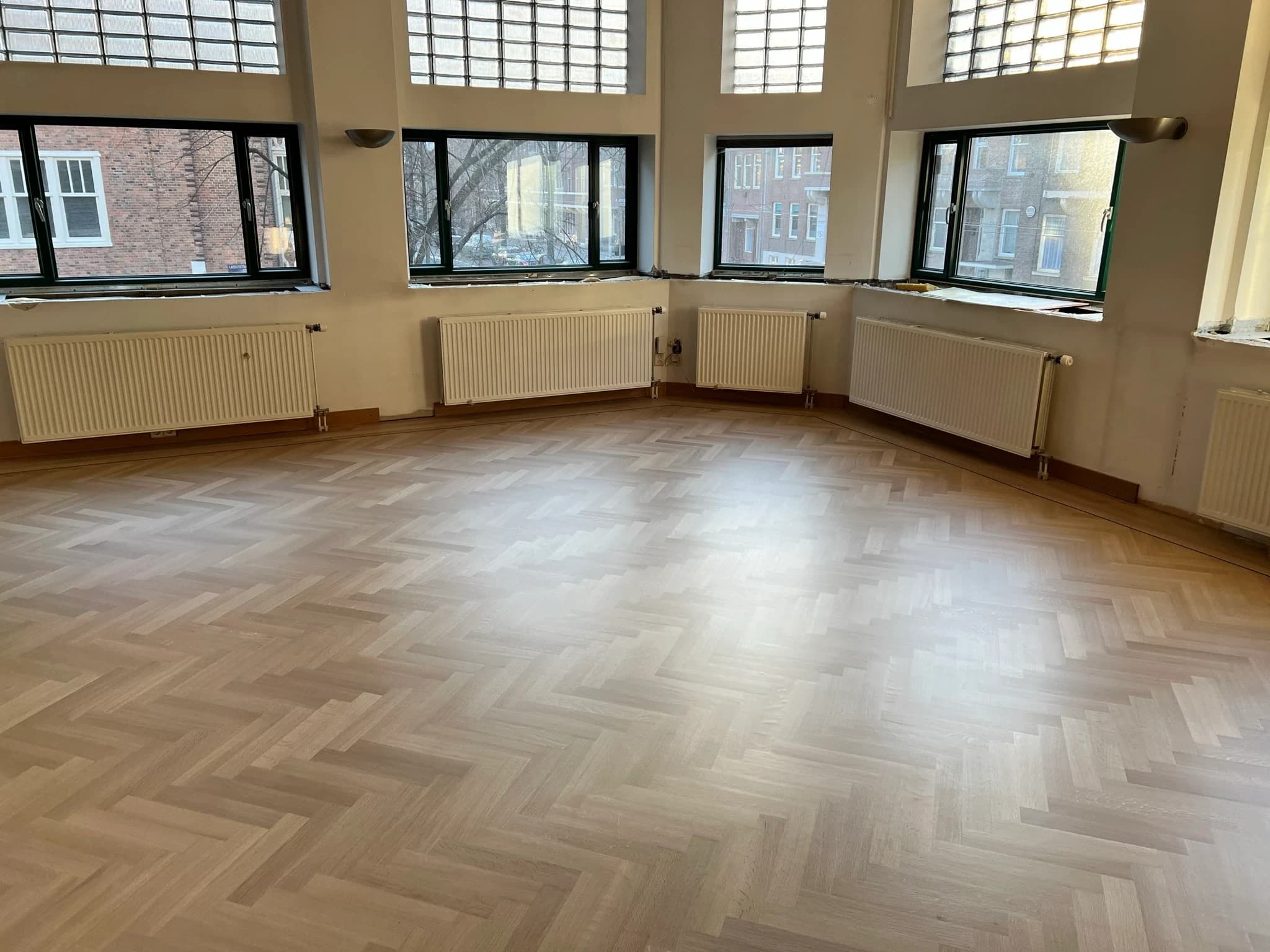 De eiken visgraat in Amsterdam na het lakken — als nieuw