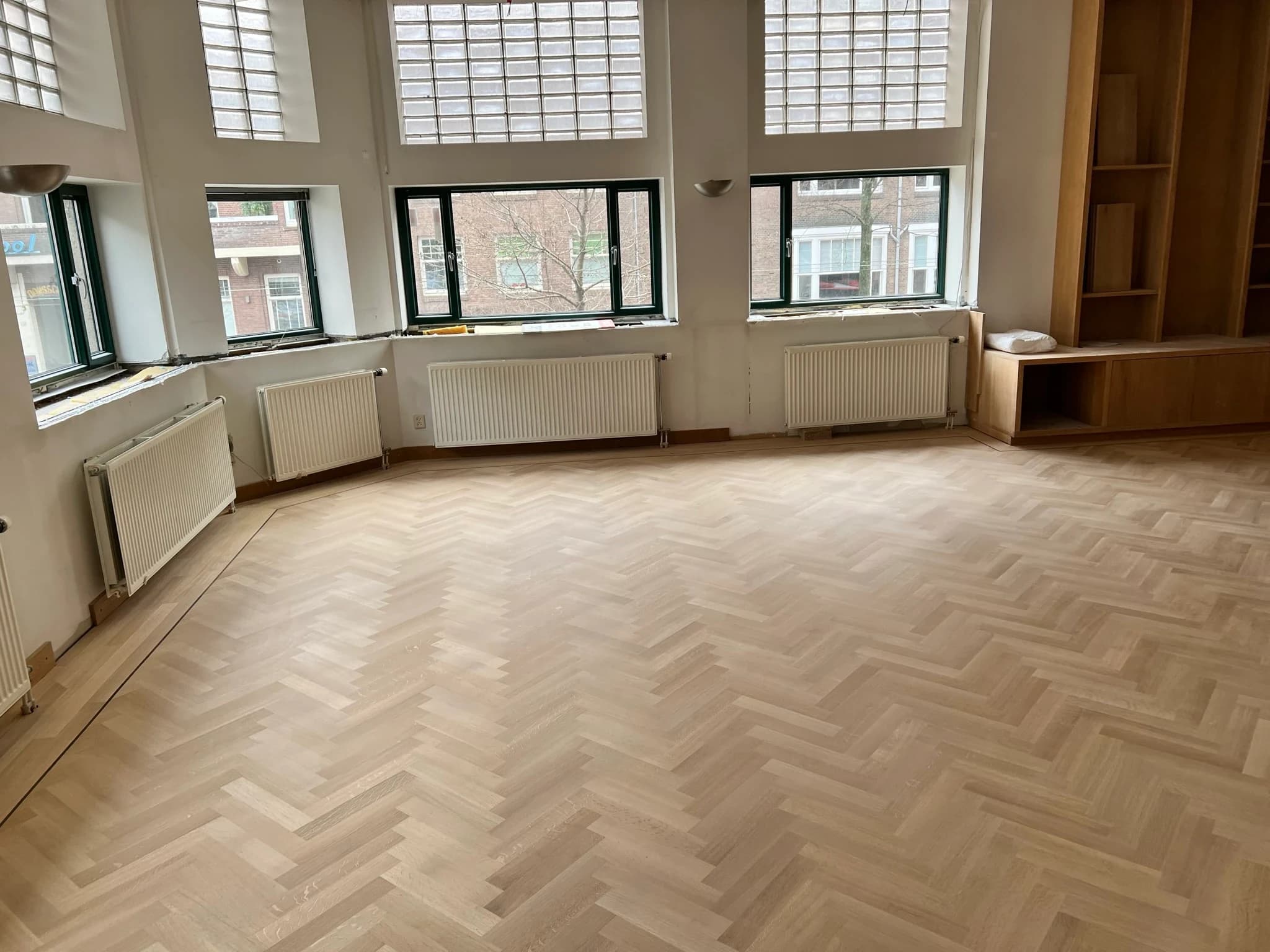 Gerepareerde en geschuurde eiken visgraatvloer, Amsterdam