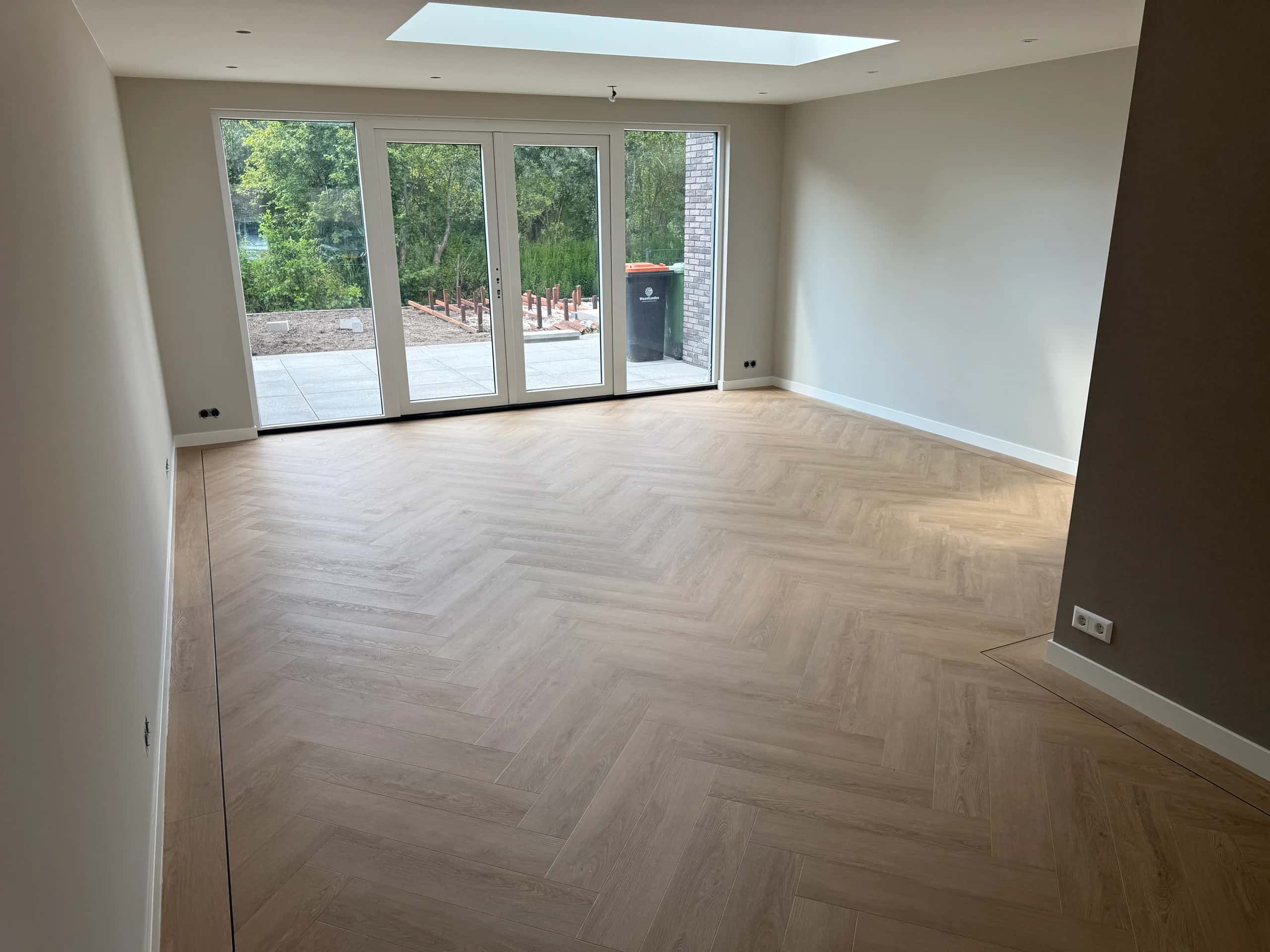 PVC-visgraat in eiken-look met zwarte bies in een lichte kamer, Hei en Boeicop