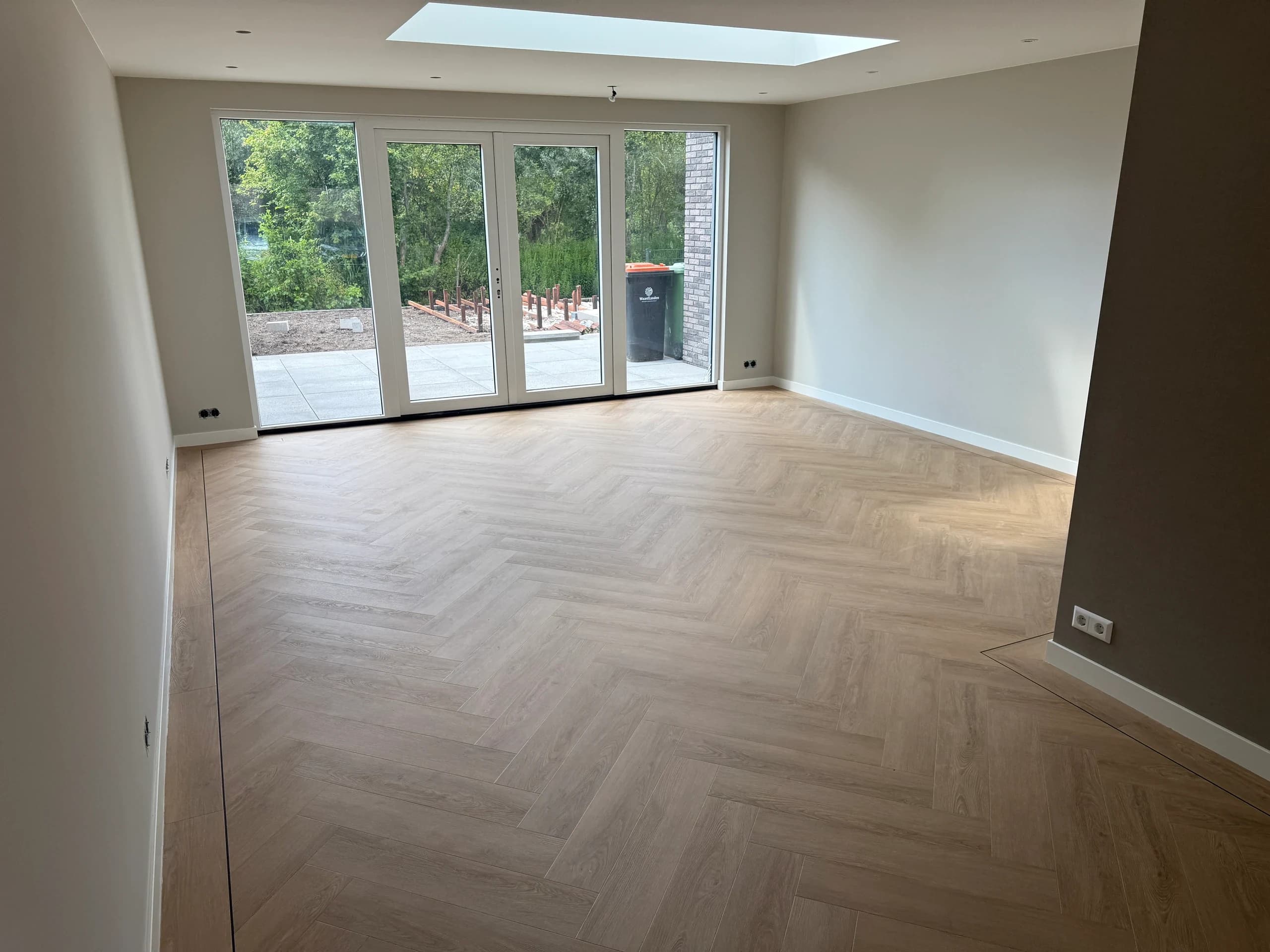 PVC-visgraat in eiken-look met zwarte bies in een lichte kamer, Hei en Boeicop