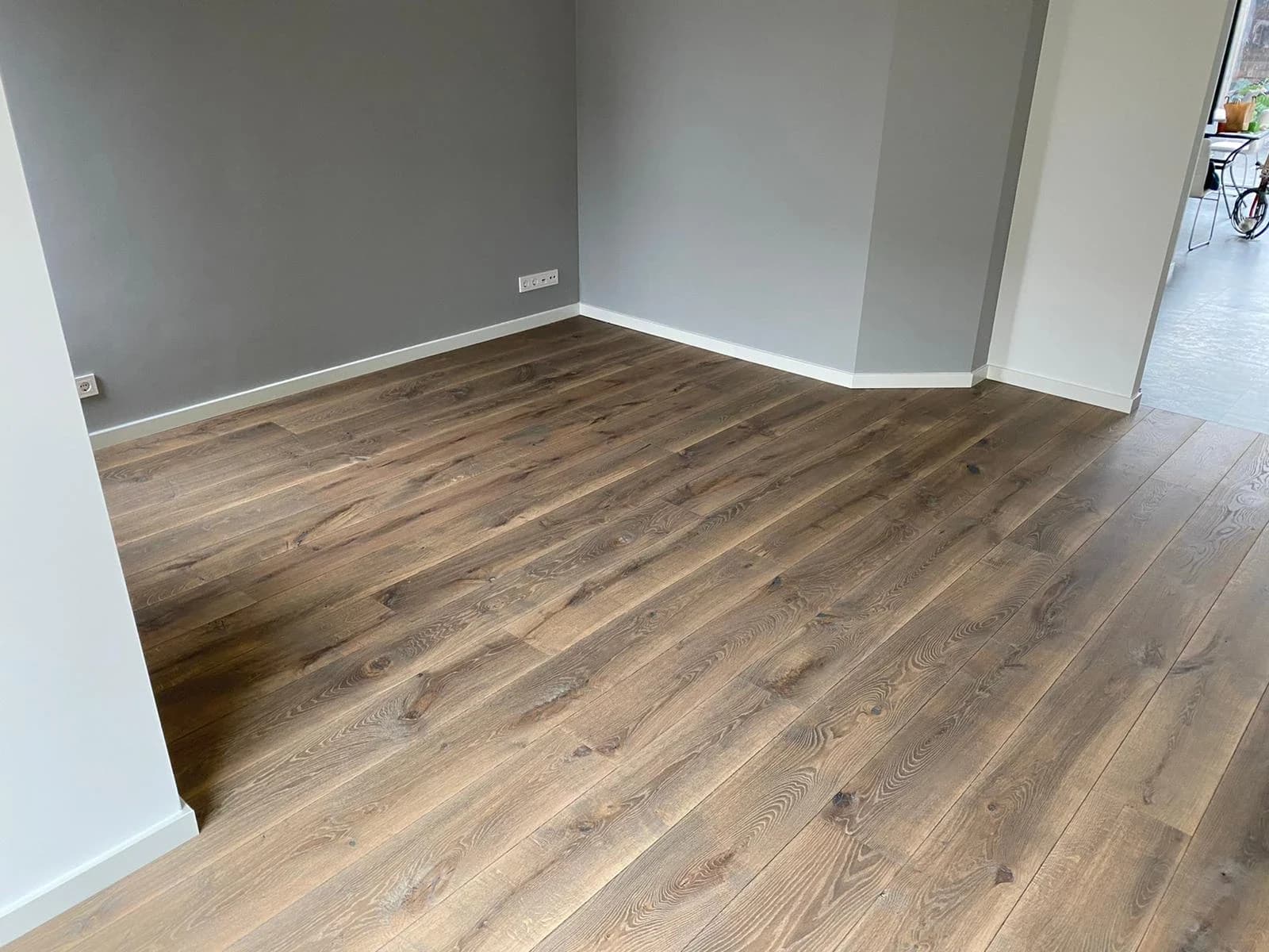Verouderde eiken duoplank met grijze accentwand, Houten