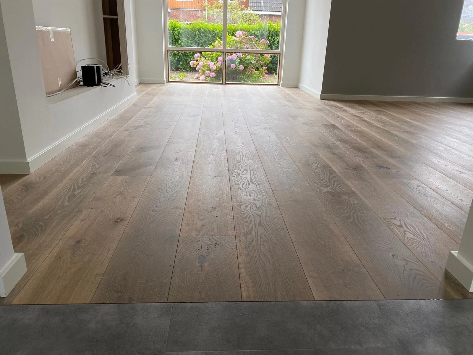 Verouderde duoplank in een lichte kamer met tuinzicht, Houten