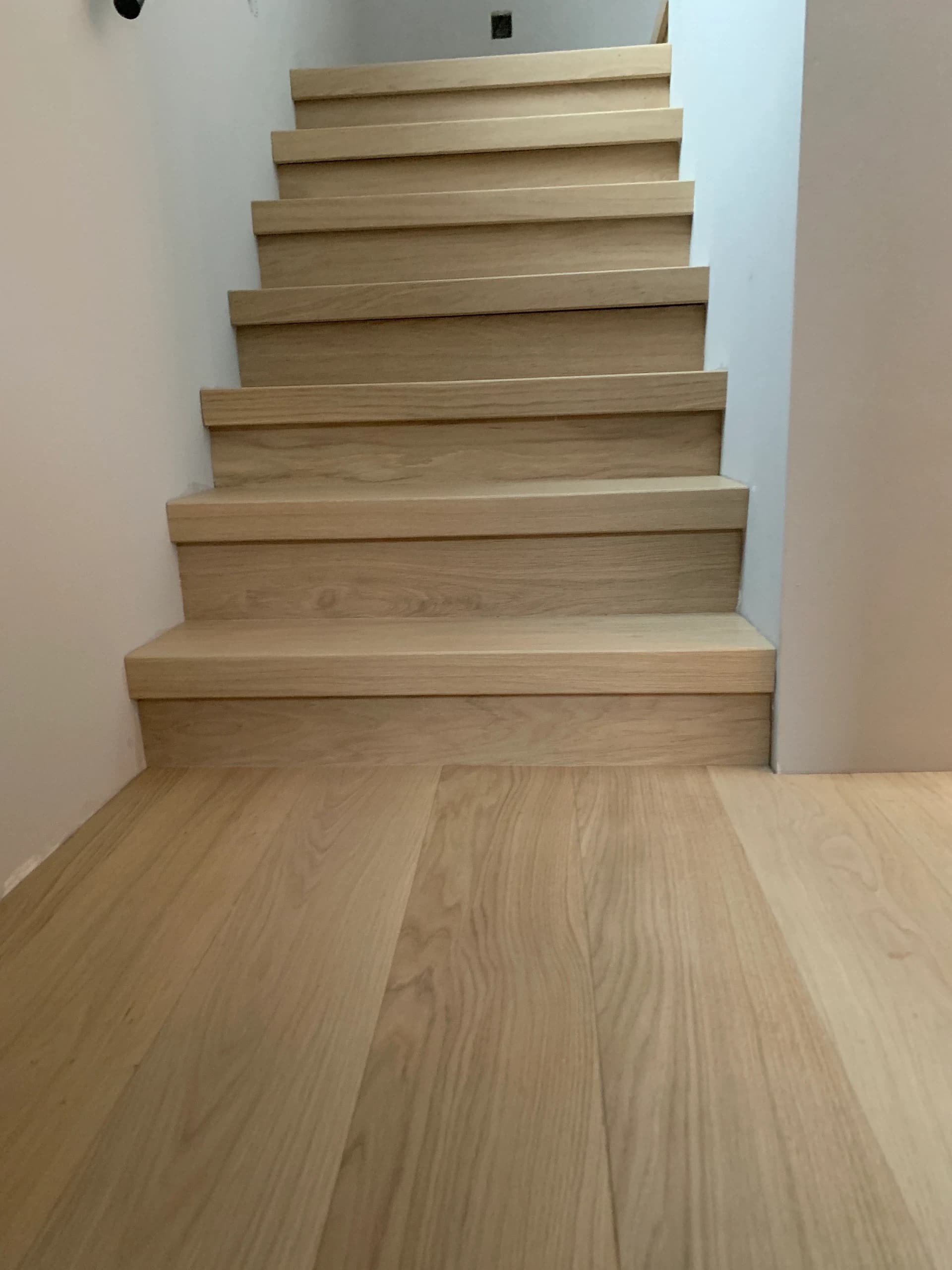 Eiken maatwerktrap met houten beklede treden, Knokke-Heist