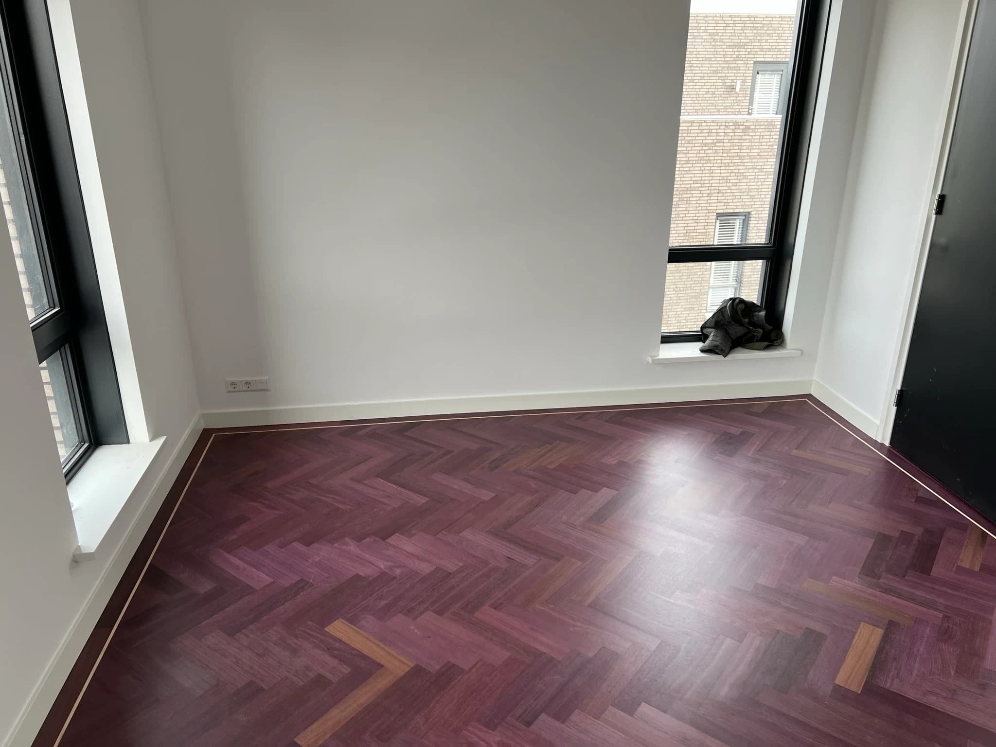 Purperhart tapis met lichte maple bies langs het raam, Lelystad