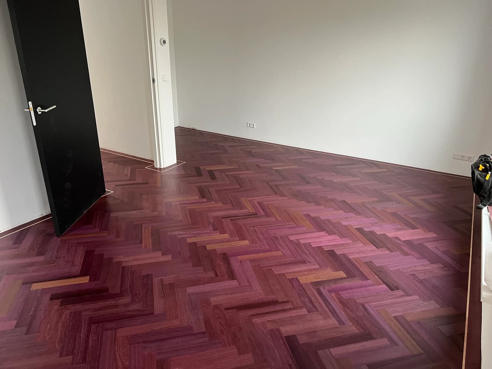 Visgraat-tapis in purperhart met maple bies, Lelystad