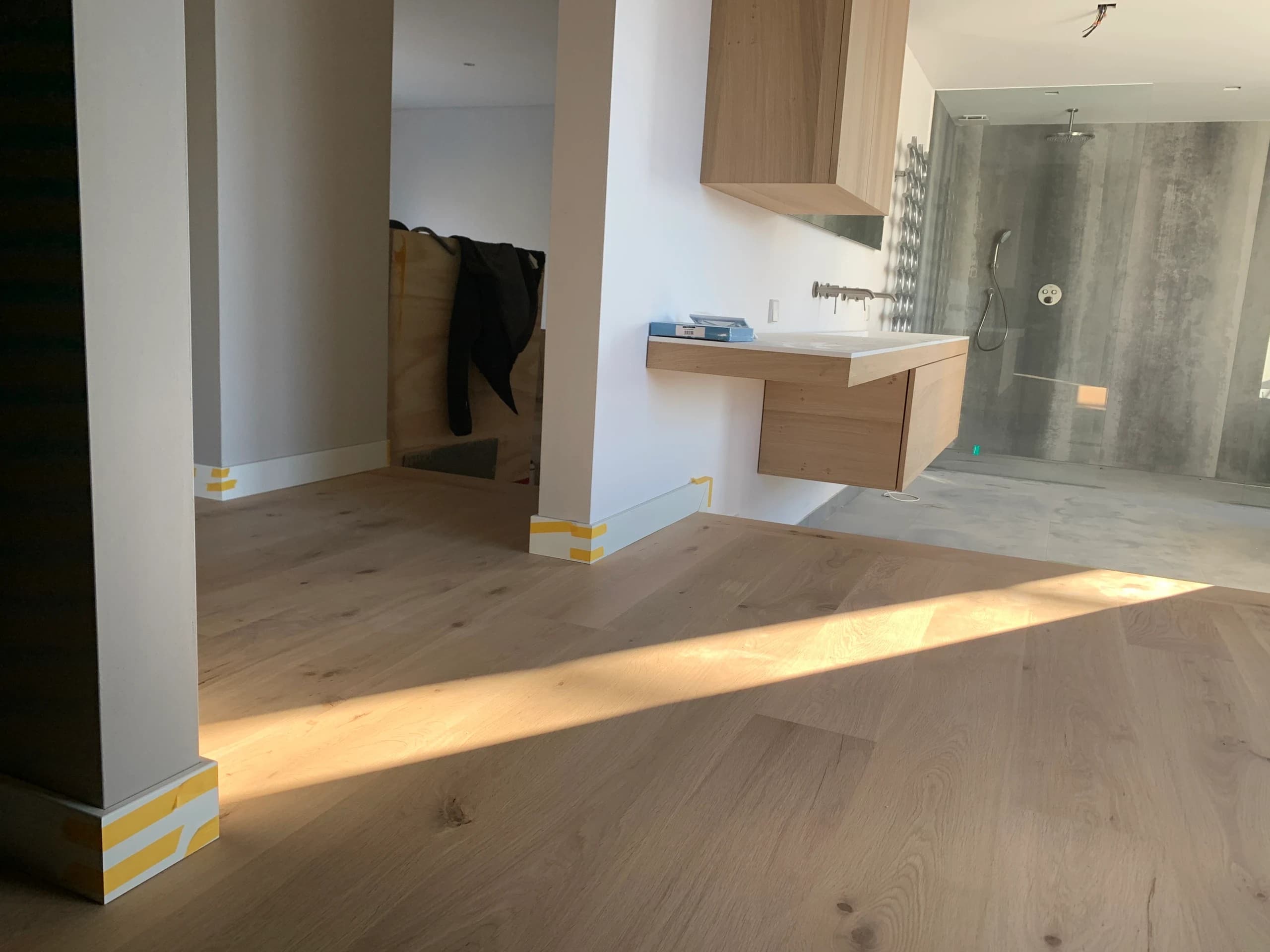 Eiken vloer in de slaapkamer met zwevende wastafel en inloopdouche, Nieuwegein