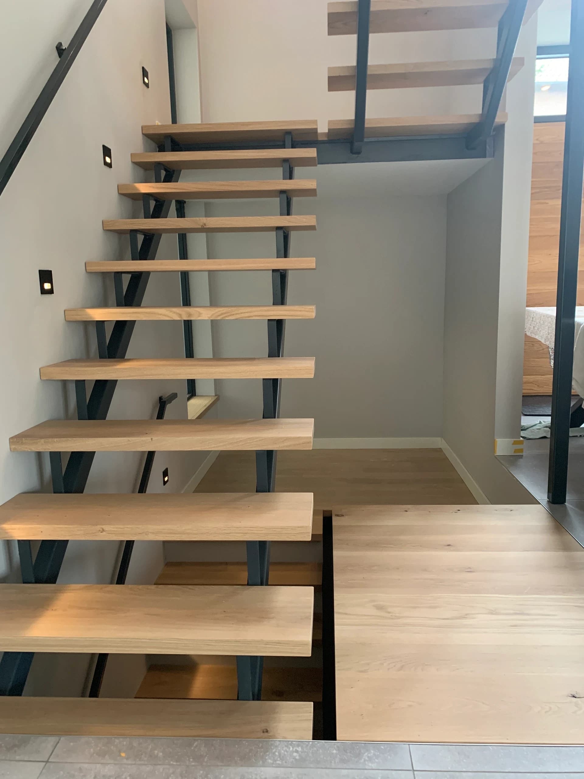 Eiken maatwerktrap met open balustrade, Nieuwegein