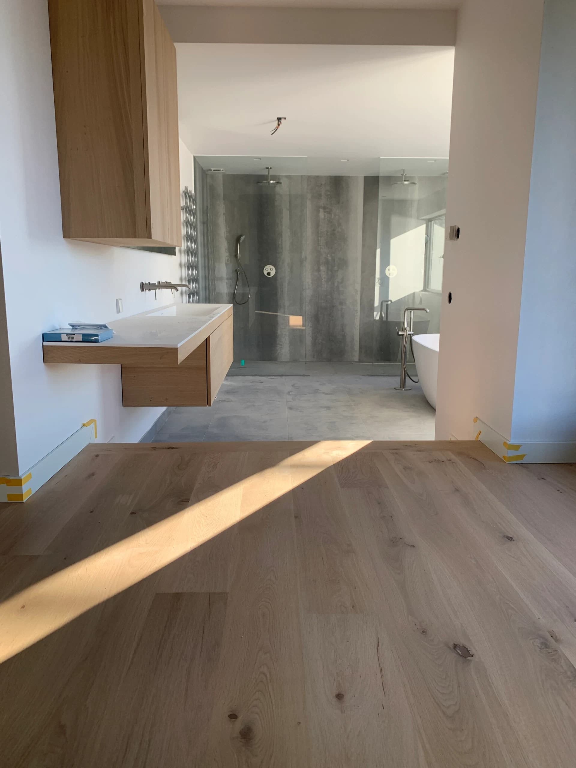 Eiken wandbekleding in dezelfde eik als de vloer, naast de badkamer, Nieuwegein