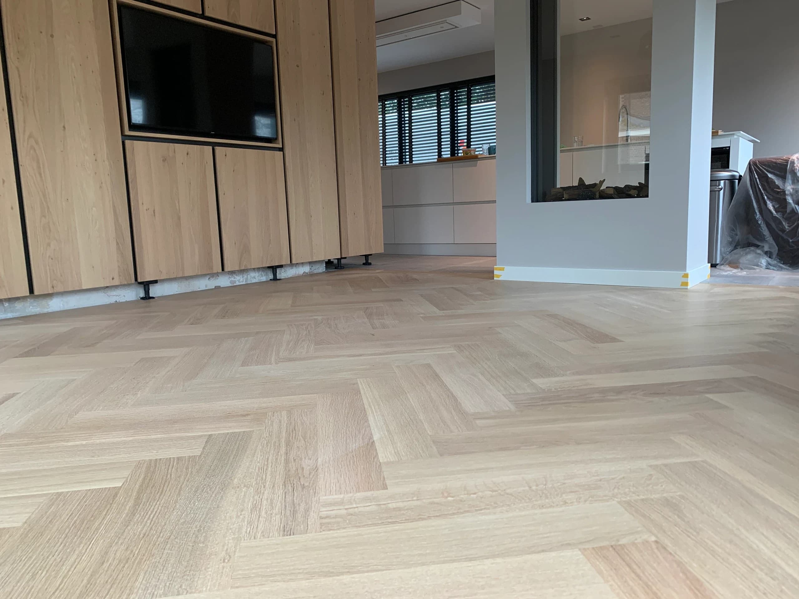 Tapis parket bij een houten tv-wand, Nieuwegein