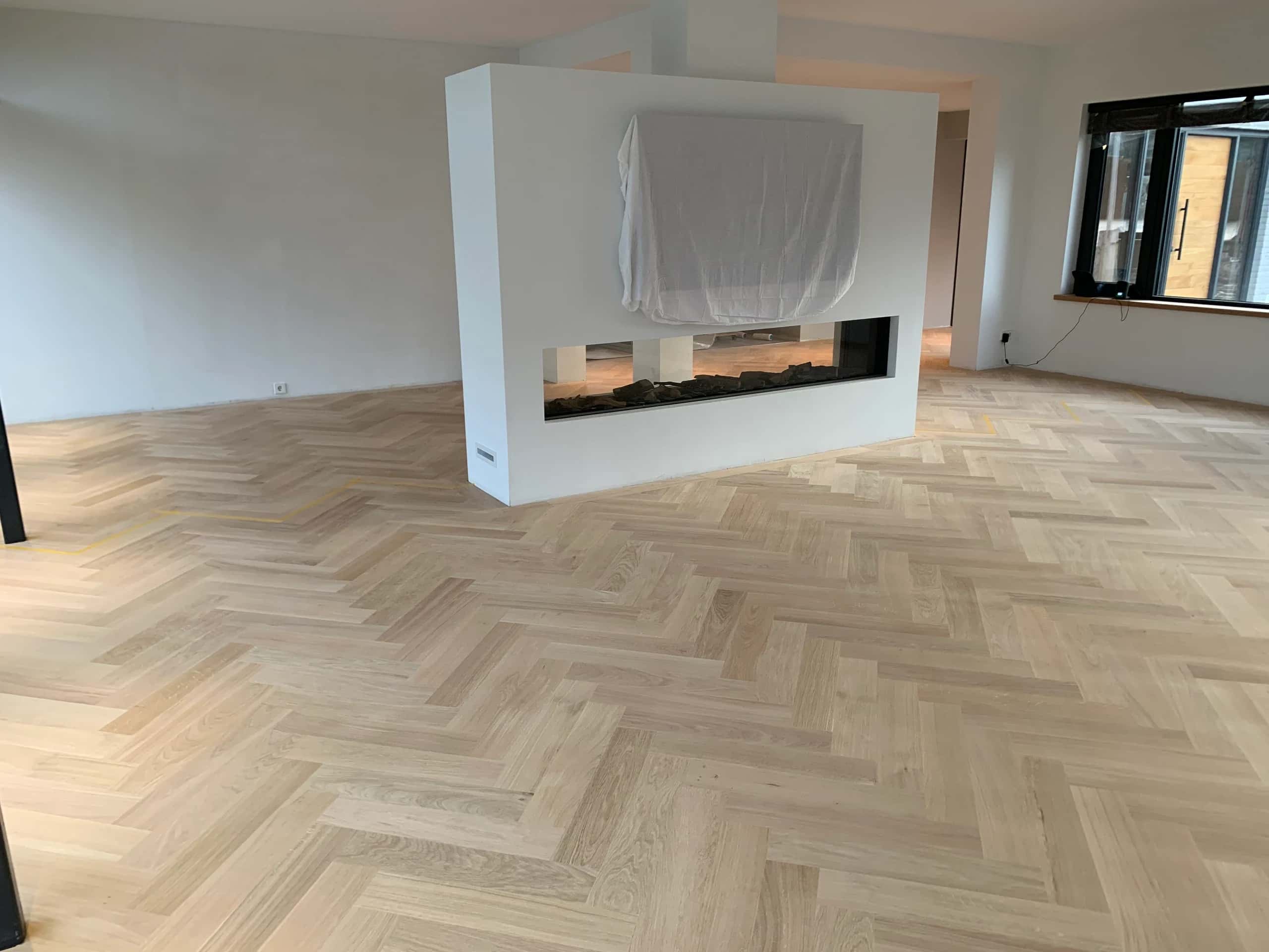 Eiken visgraatvloer in een woonkamer