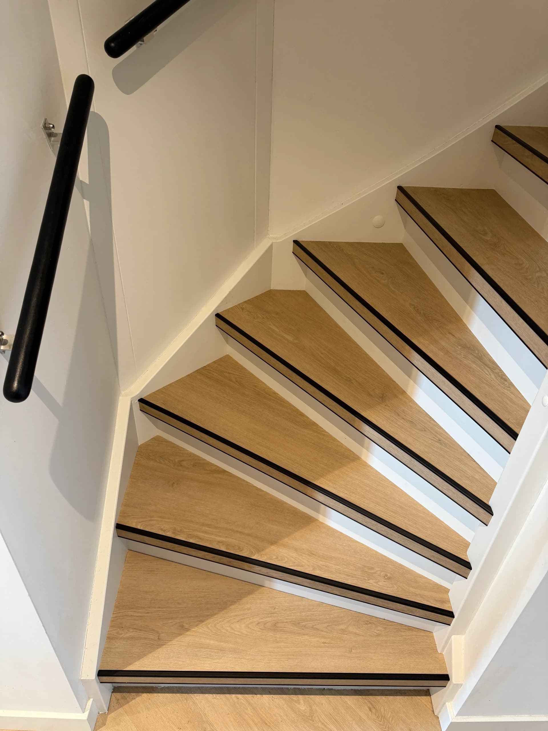 PVC-planken (dryback) met een zwart antislipprofiel per trede, Polsbroek