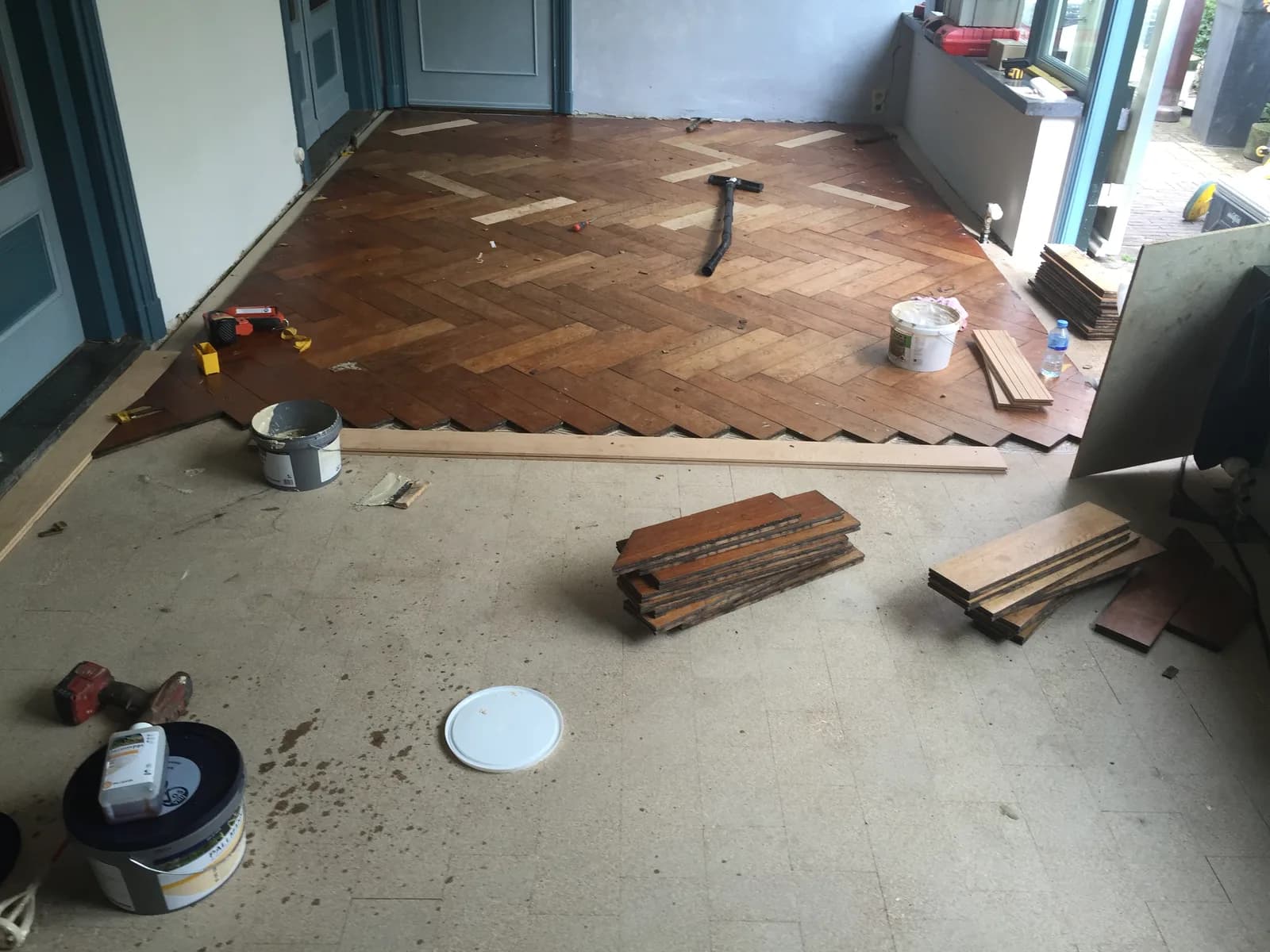 De visgraatvloer wordt blok voor blok in het originele patroon teruggelegd, Tilburg