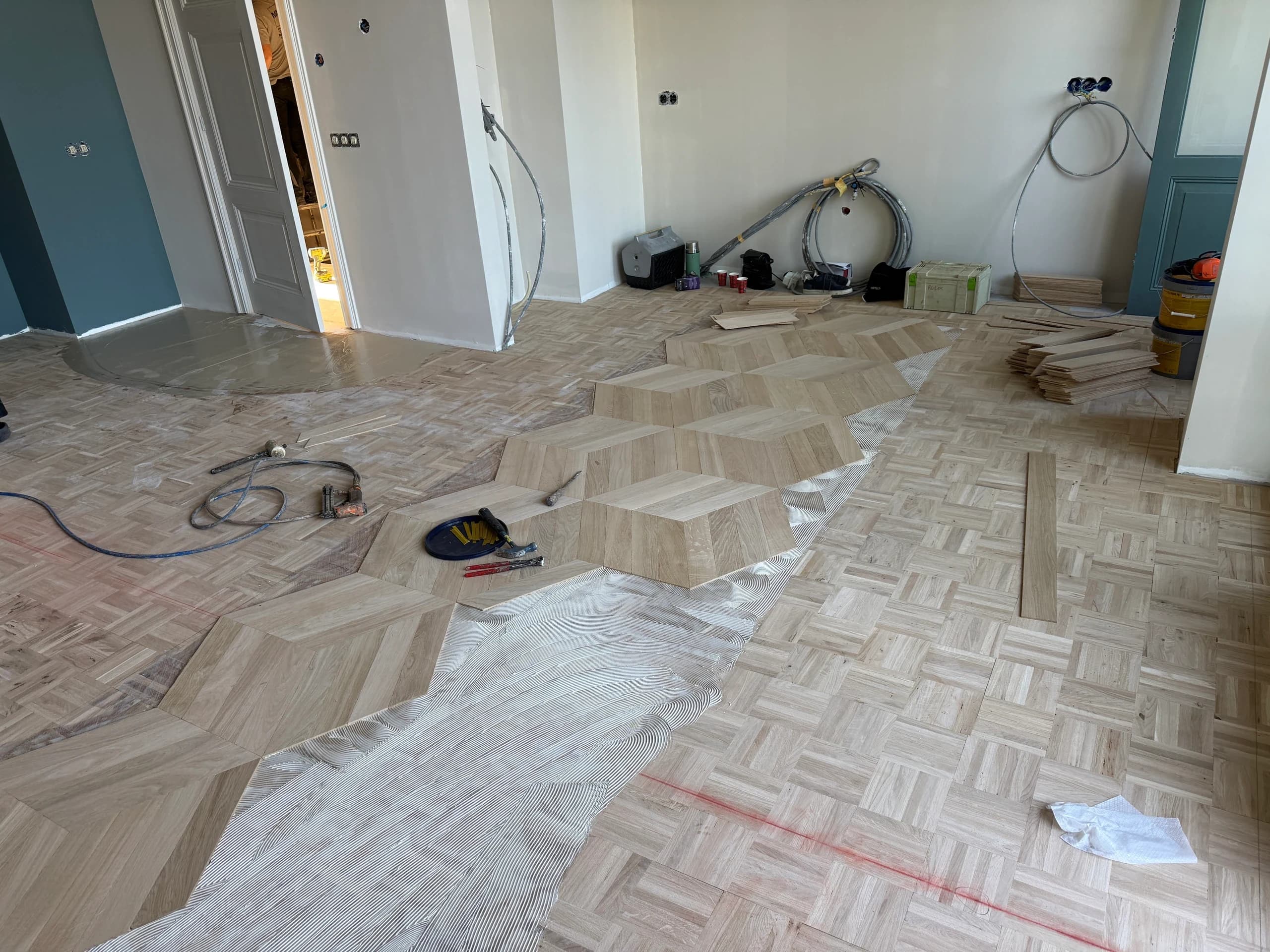 Vakman legt een eiken parketvloer in kubuspatroon, Utrecht