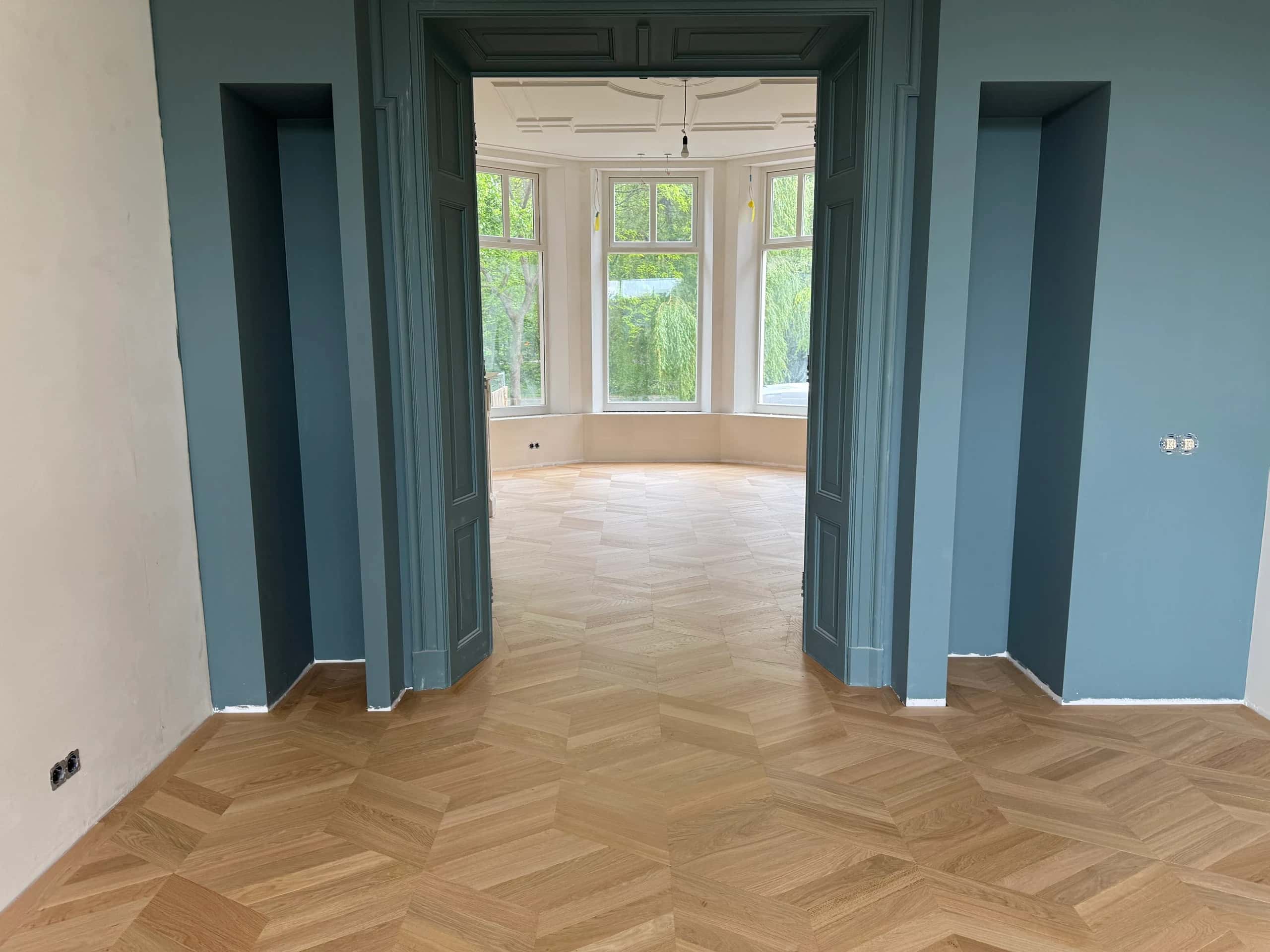 Eiken kubuspatroon en suite in een statig pand