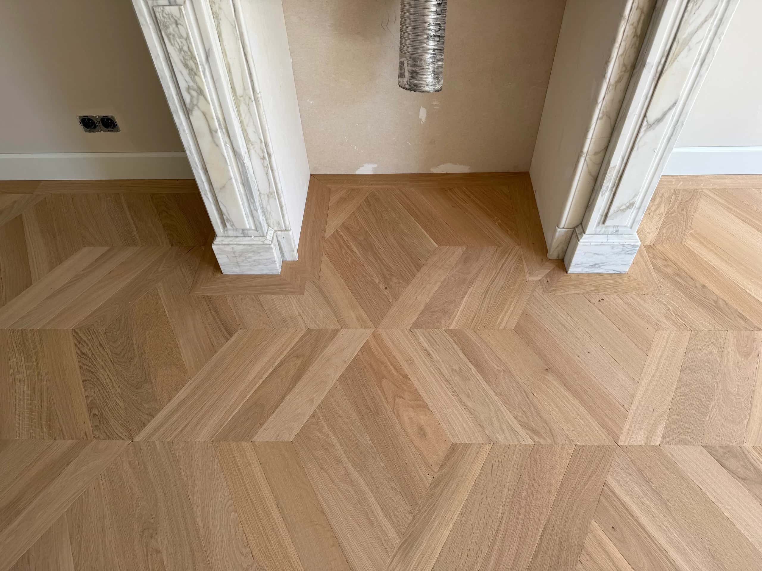 Tapis Parket in kubuspatroon met marmeren details in een Utrechts herenhuis