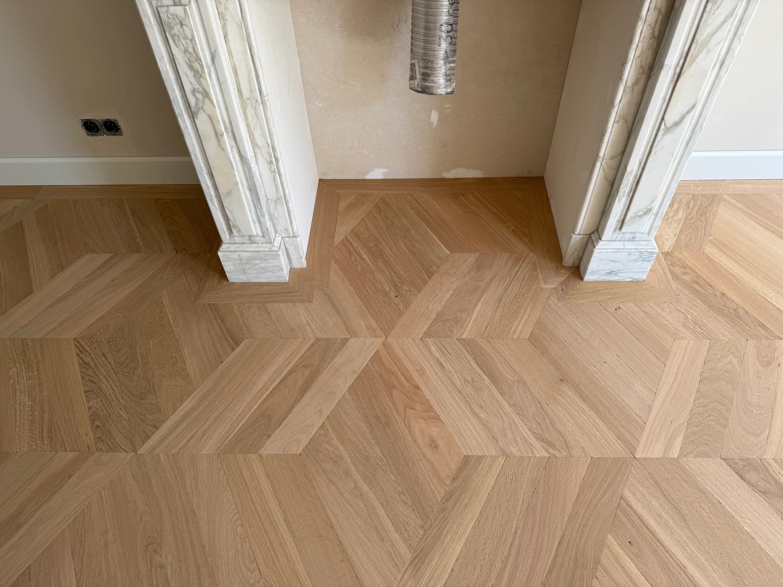 Tapis Parket in kubuspatroon met marmeren details in een Utrechts herenhuis