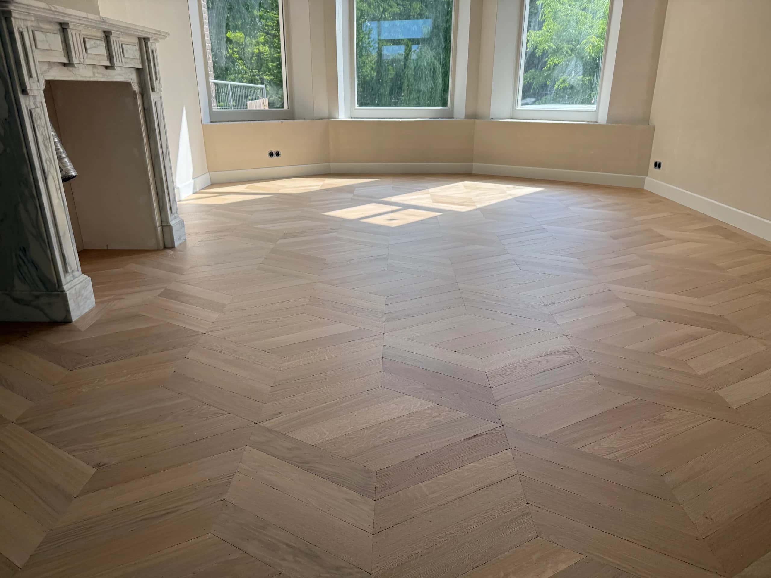Tapis parket in een statige herenhuiskamer met erker, Utrecht