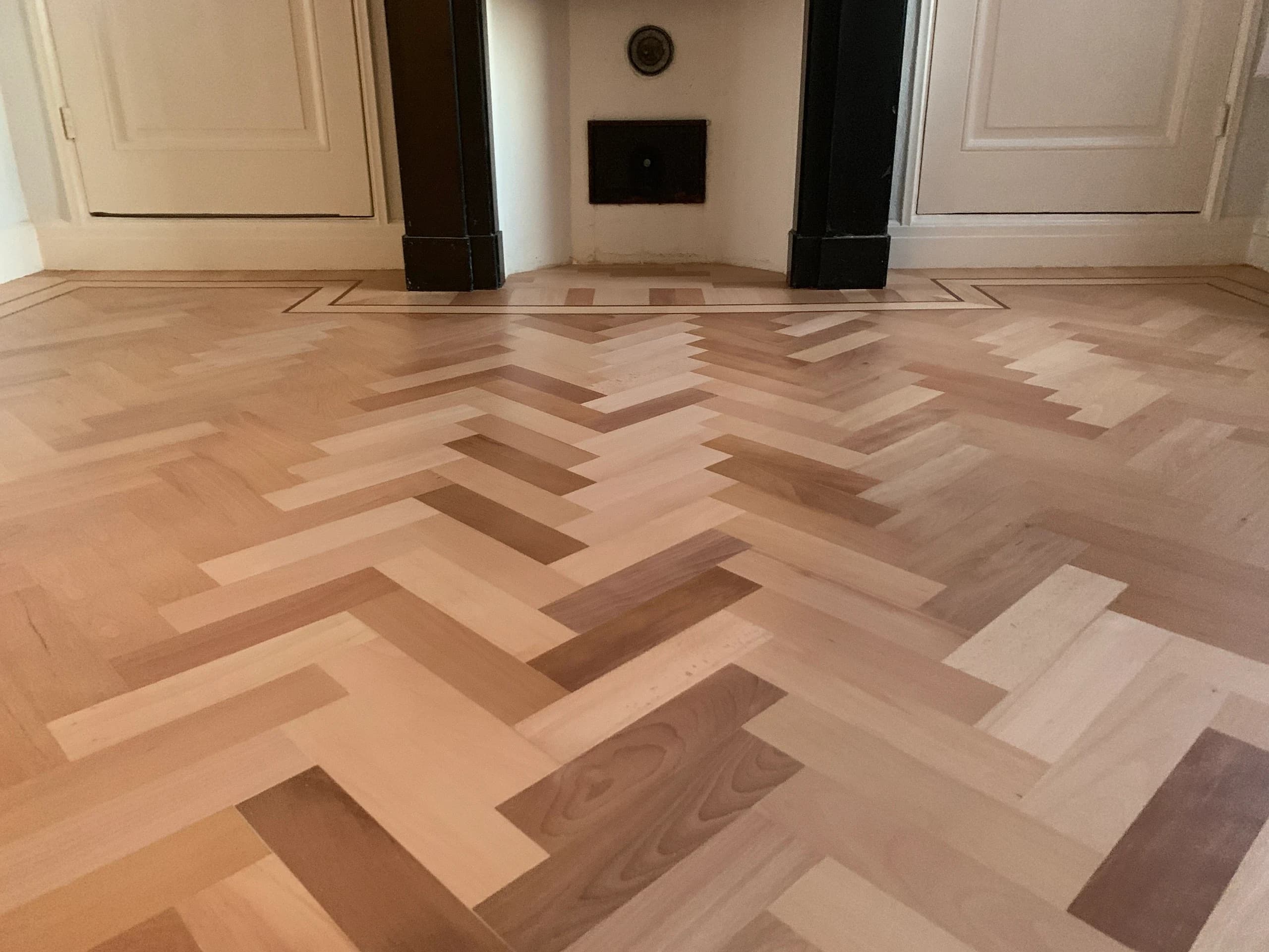 Beuken tapis in Vianen met sierbies, vers gelakt bij de zwarte schouw