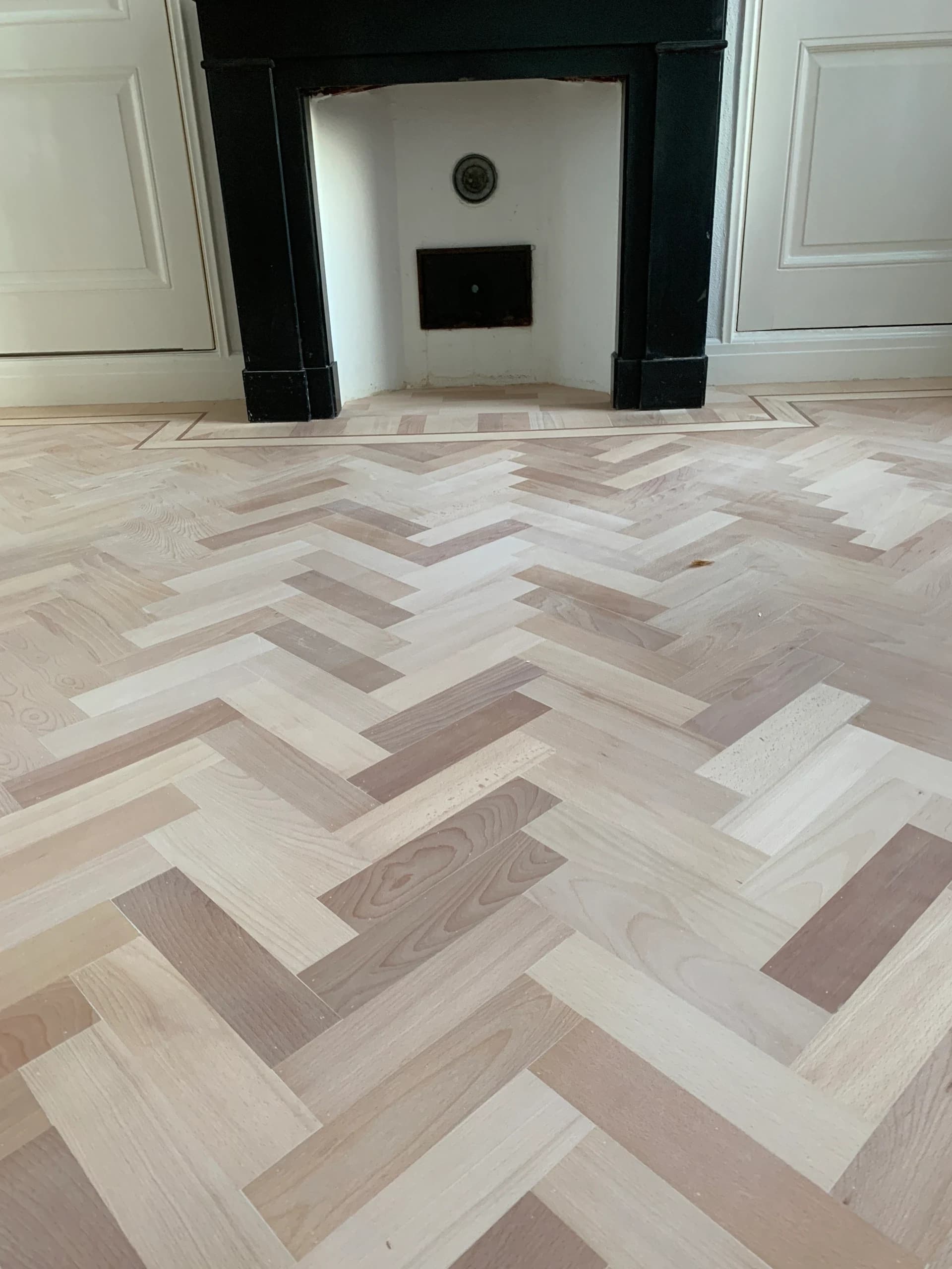 Beuken tapis in Vianen gerepareerd en geschuurd, met ingezette nieuwe plankjes