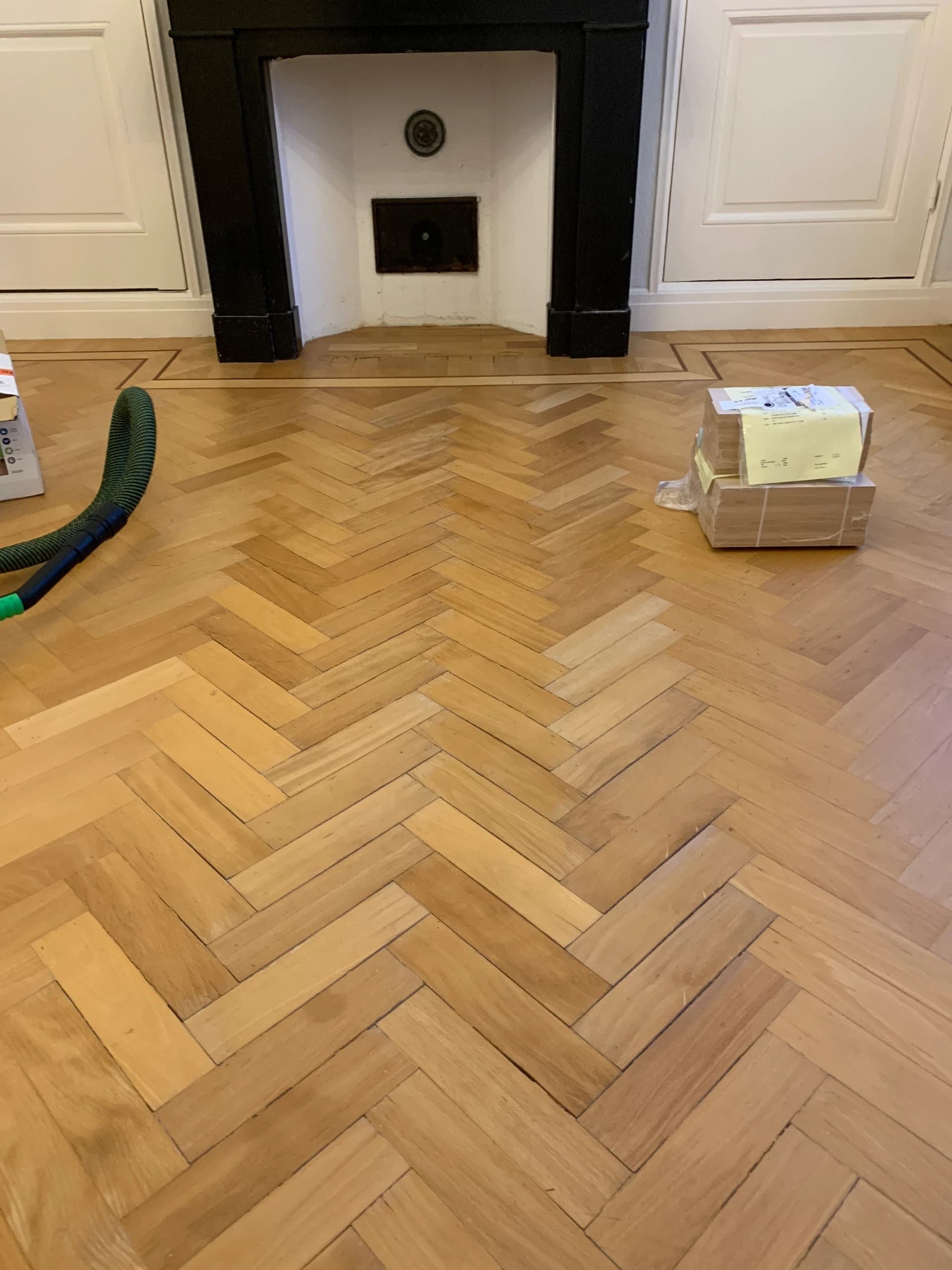 Vergeelde, verouderde beuken tapis-visgraat in Vianen vóór de renovatie