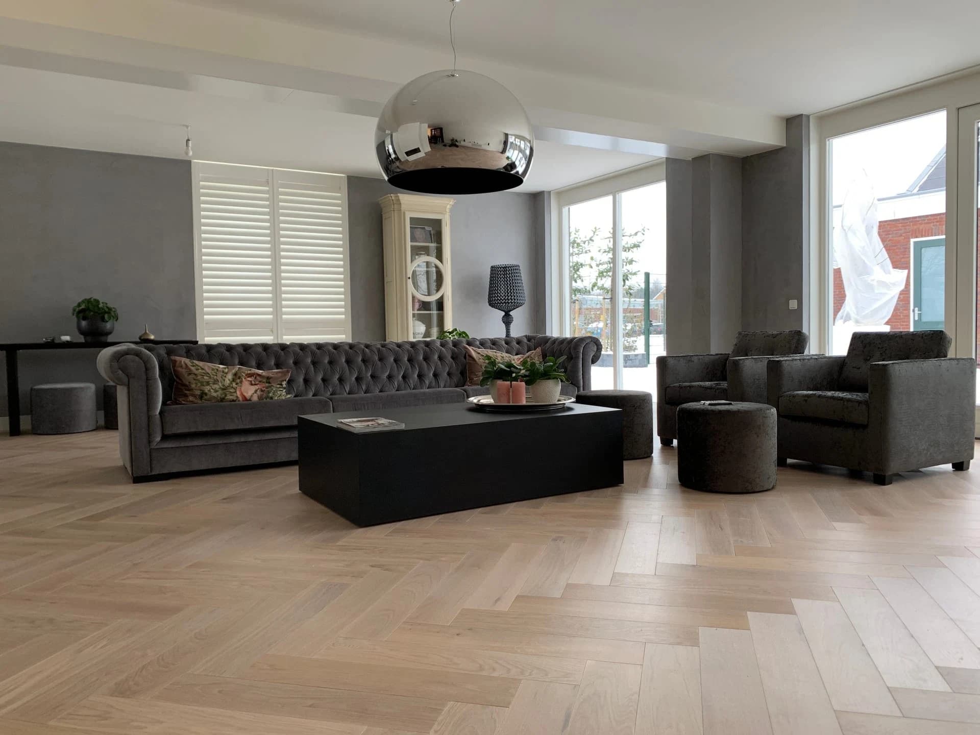 Visgraat lamelparket in een ruime woonkamer, Vianen