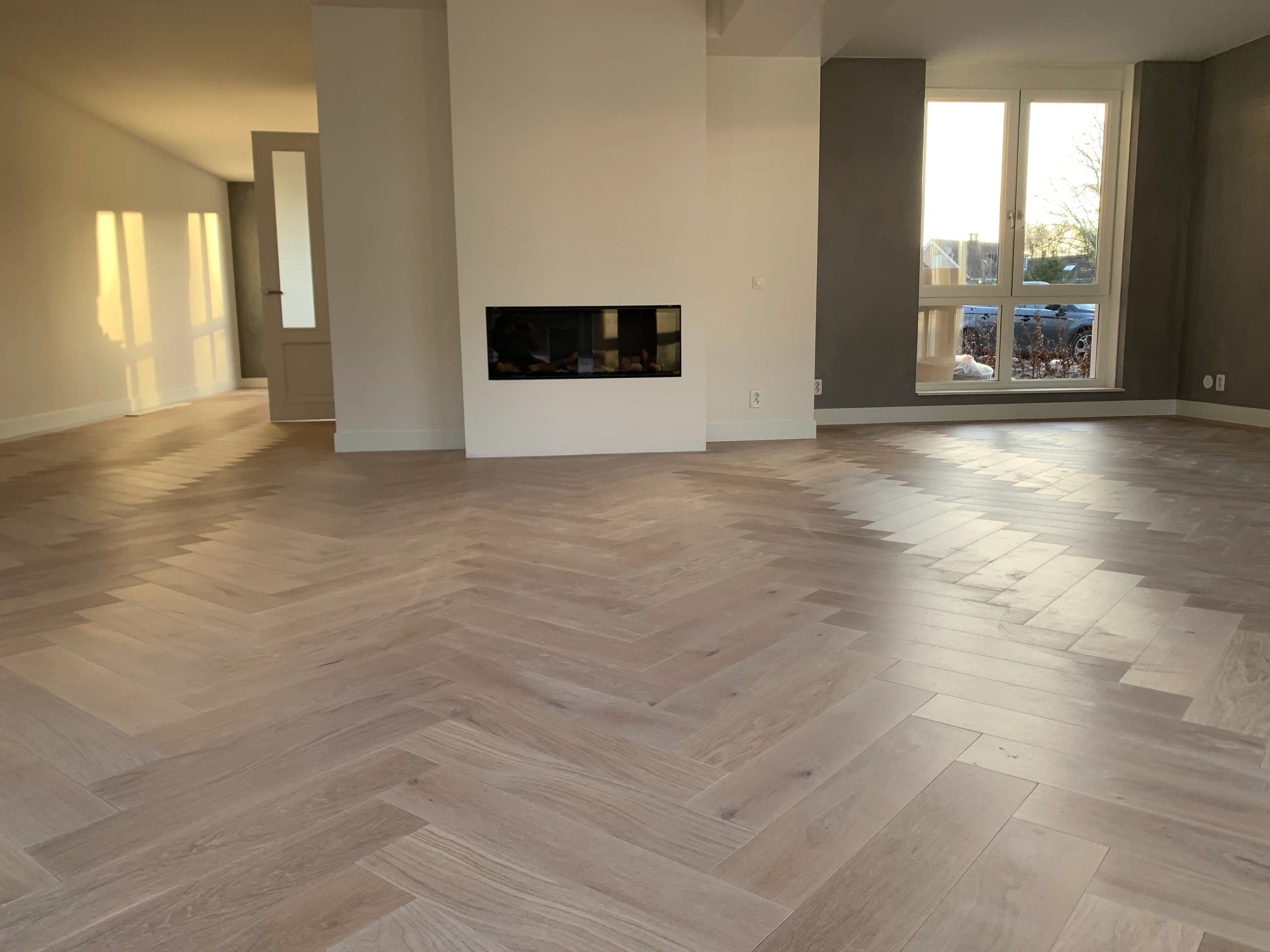 Ruime woonkamer met visgraat lamelparket, Vianen