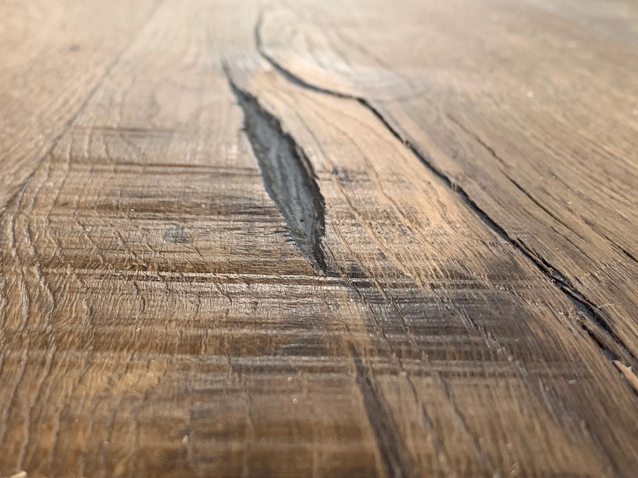 Detail van gerookt, geborsteld eiken met diepe nerf, Zeist
