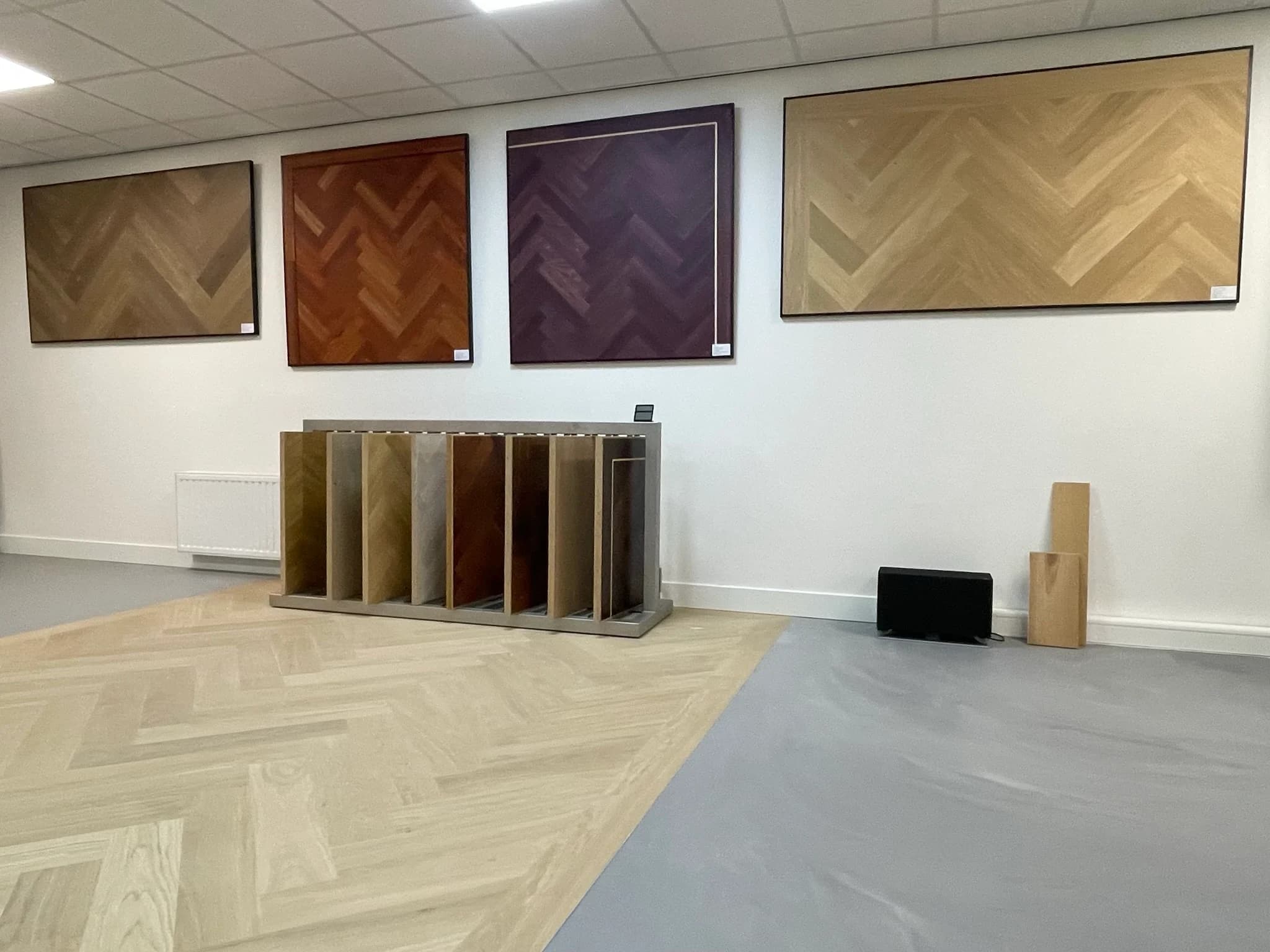 Visgraat-panelen in diverse houtsoorten en kleuren, waaronder purperhart