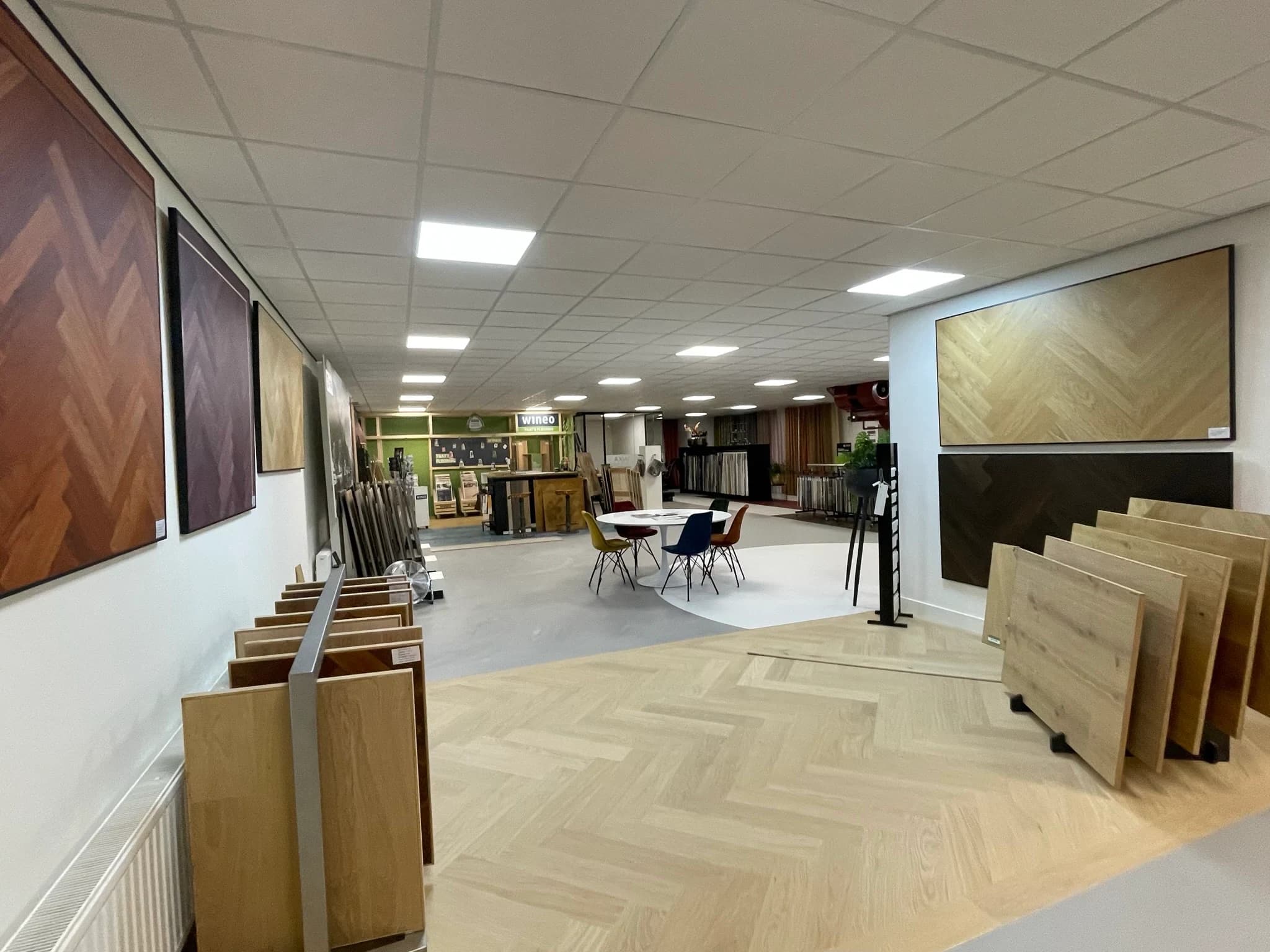 De showroom met visgraat-displays en zithoek, Culemborg