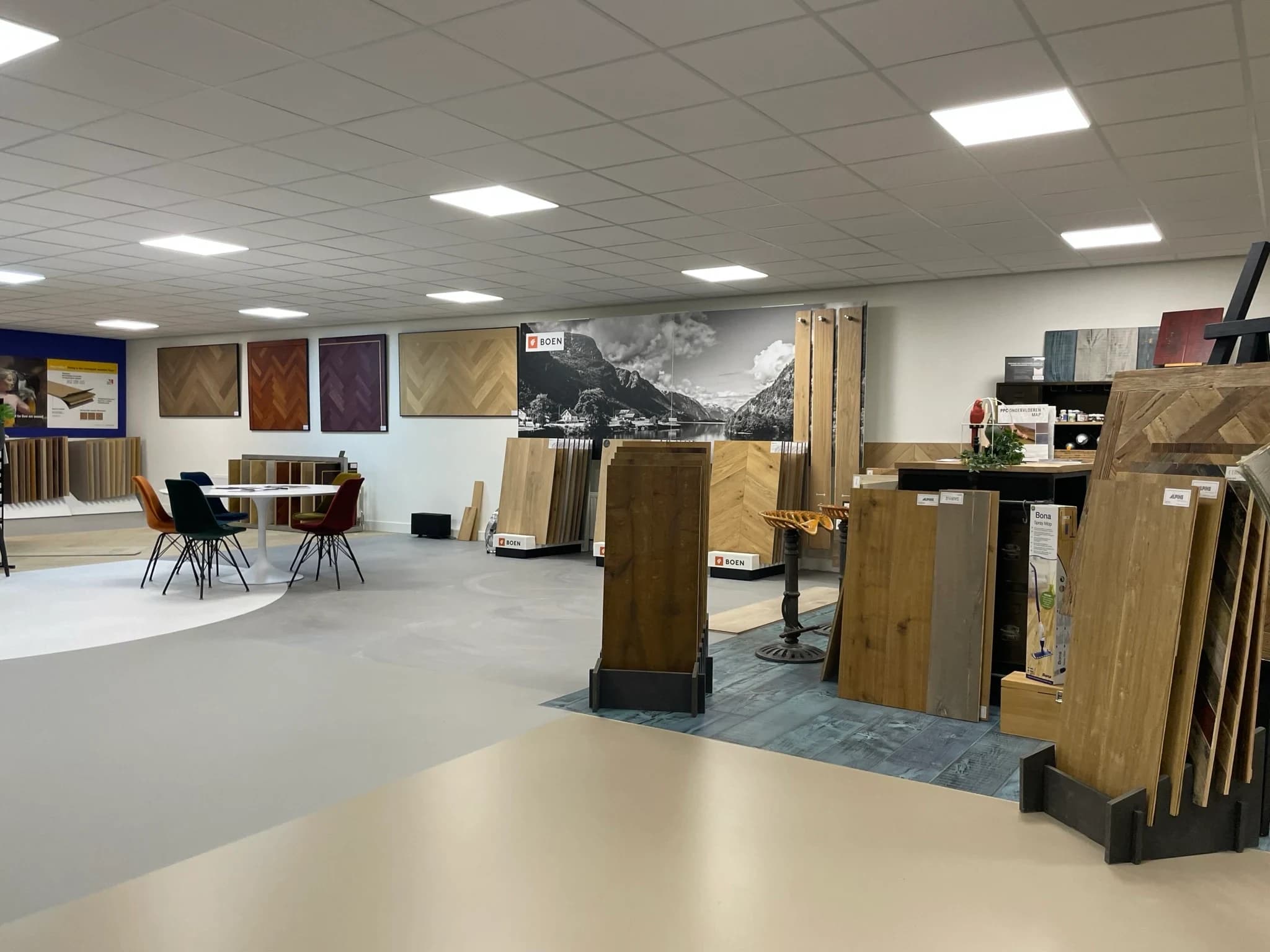 Overzicht van de showroom met adviestafel en collectiepanelen, Culemborg