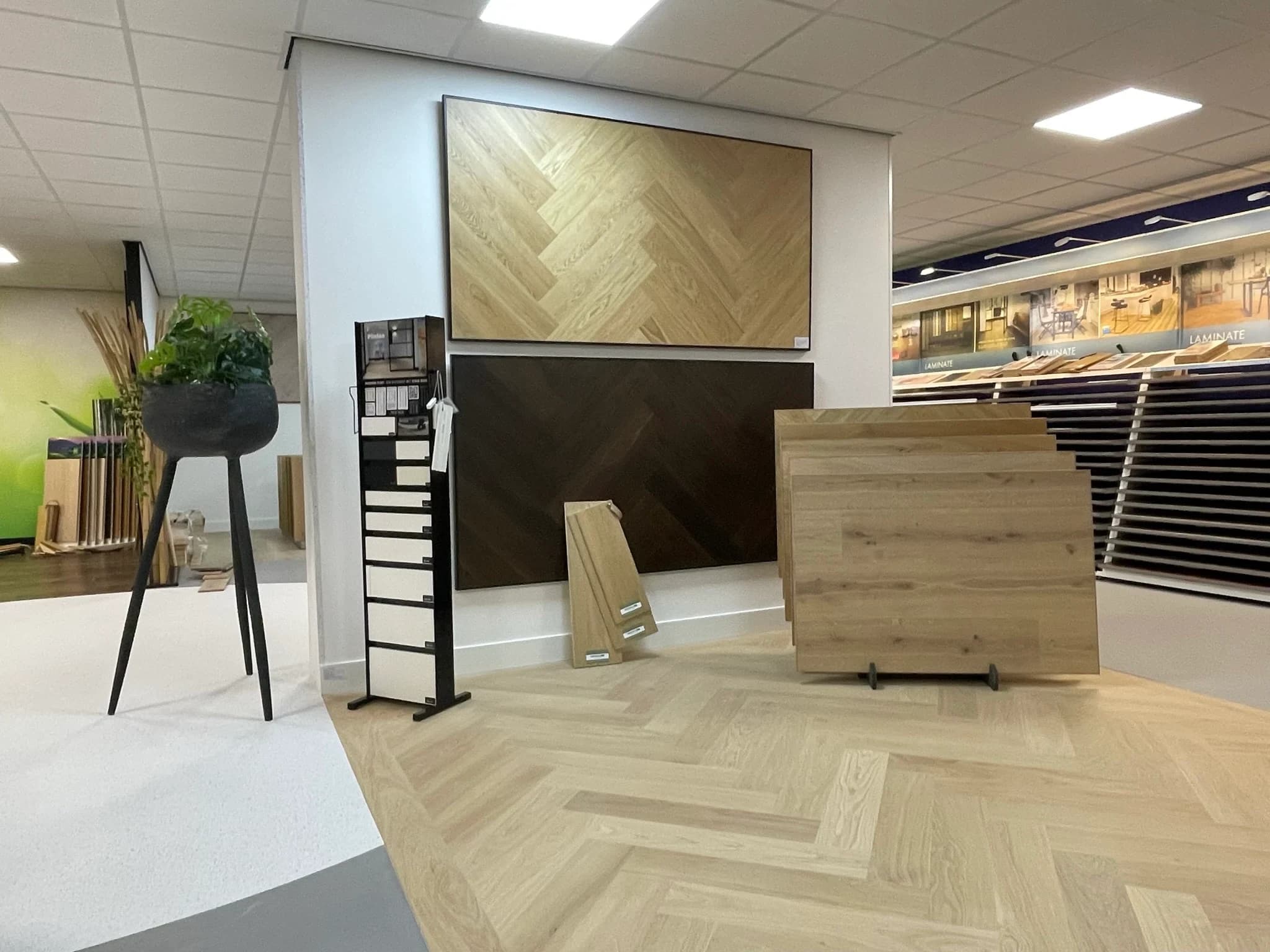 Visgraat-display en laminaatcollectie in de showroom