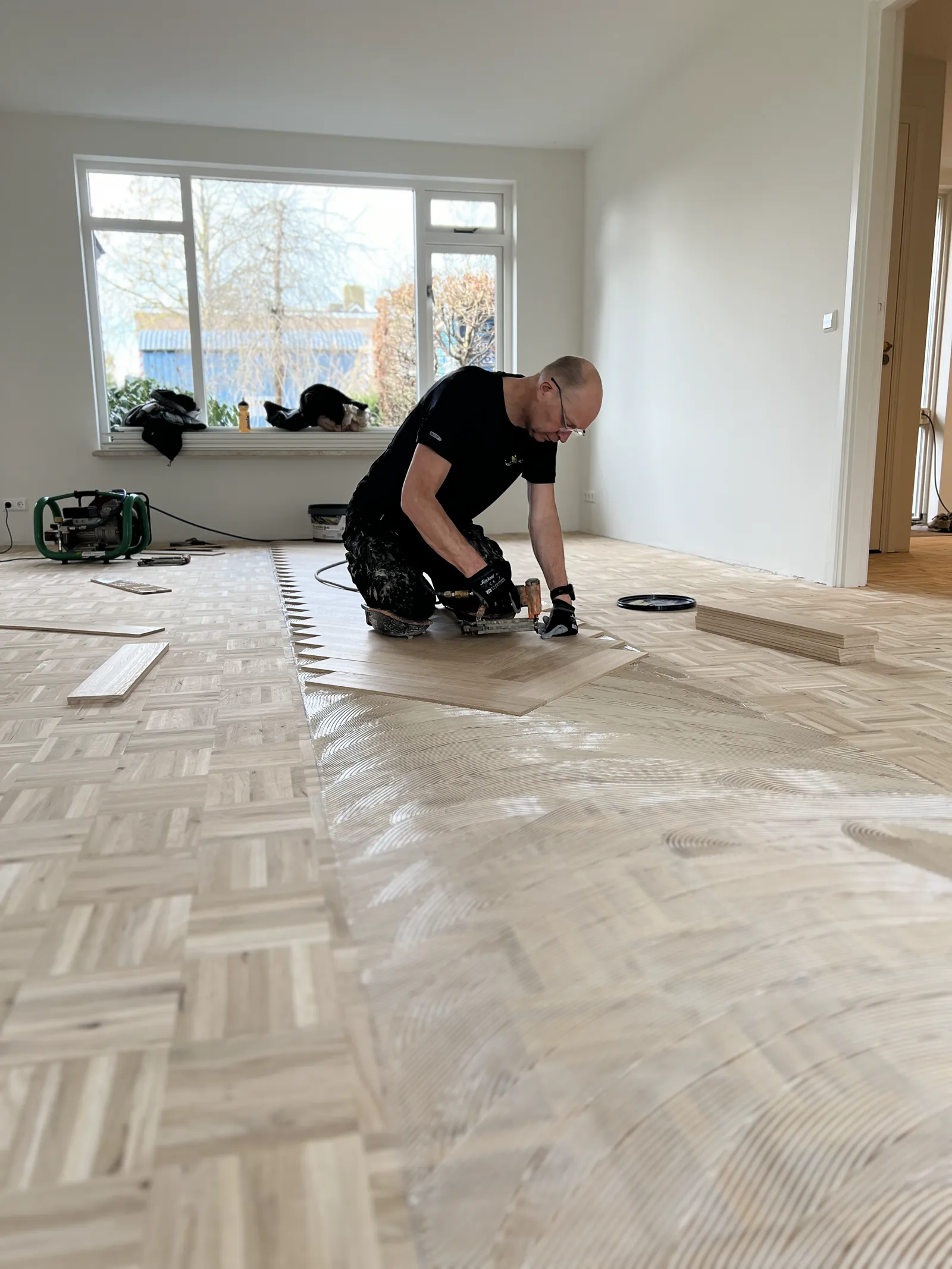 Visgraat-tapis wordt verlijmd en op de ondervloer vastgespijkerd, Culemborg