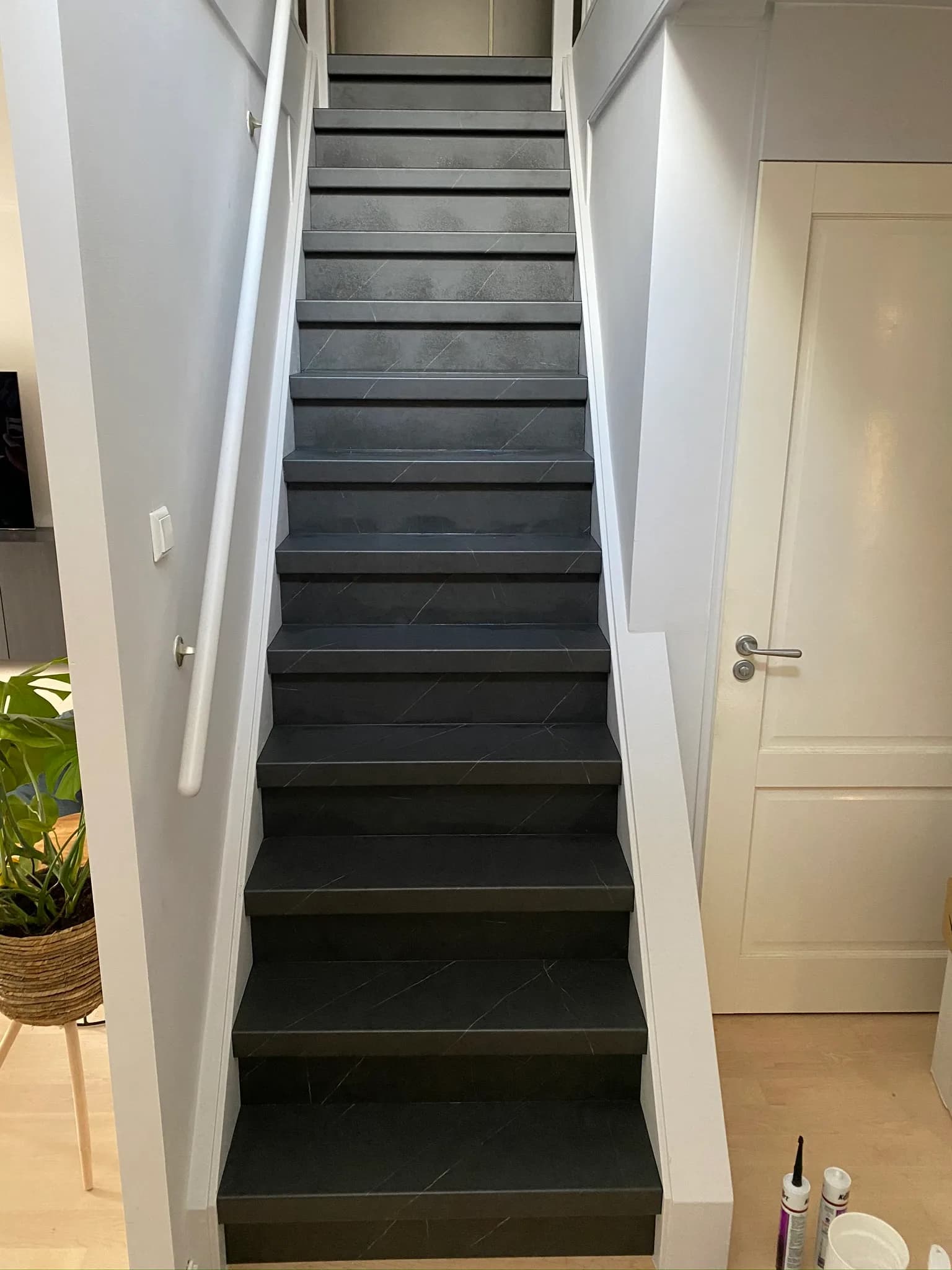 Antraciet betonlook overzettreden op een strakke, moderne trap