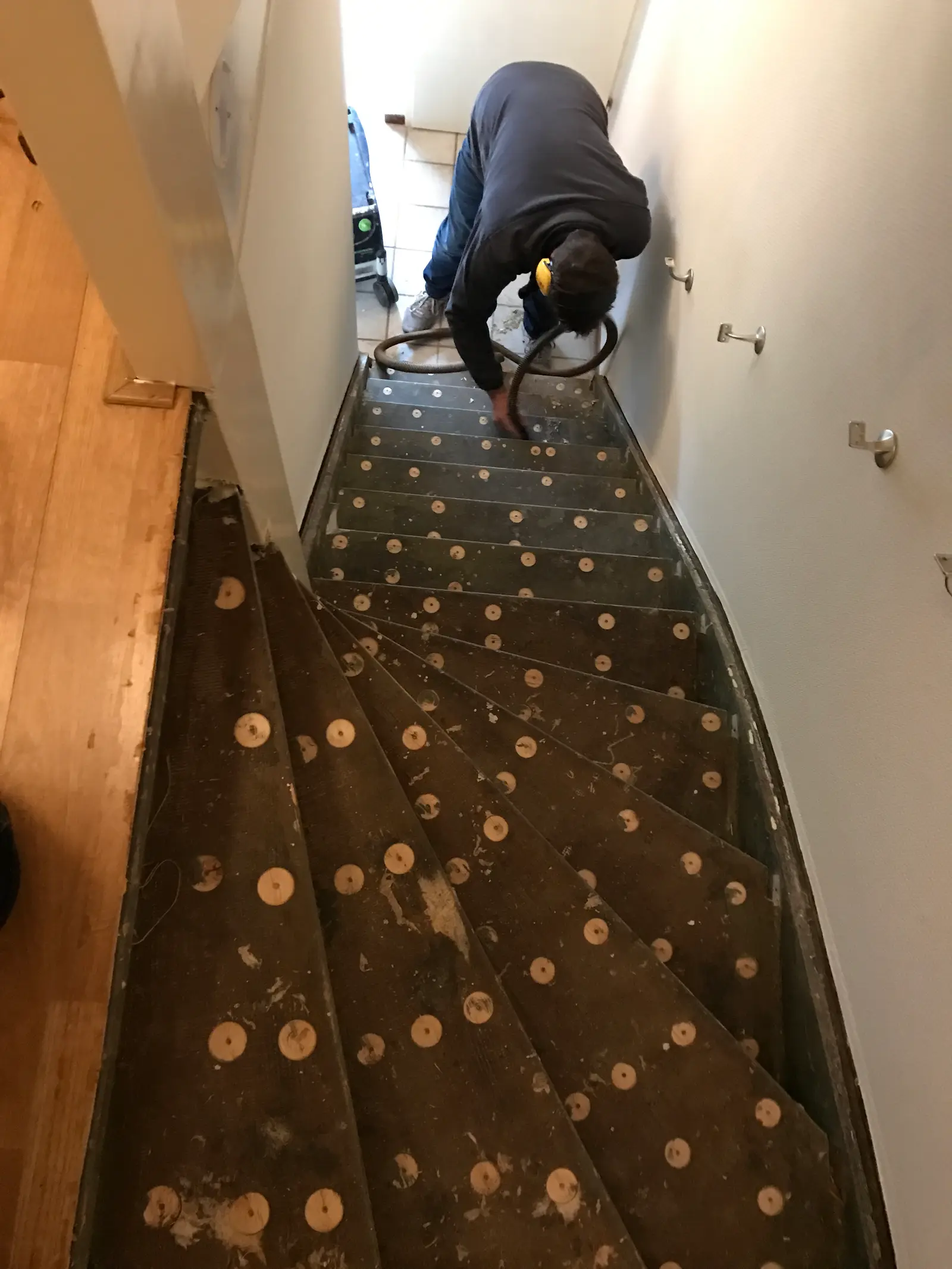 Ingefreesde rondjes in kale traptreden voor betere hechting van de nieuwe overzettreden