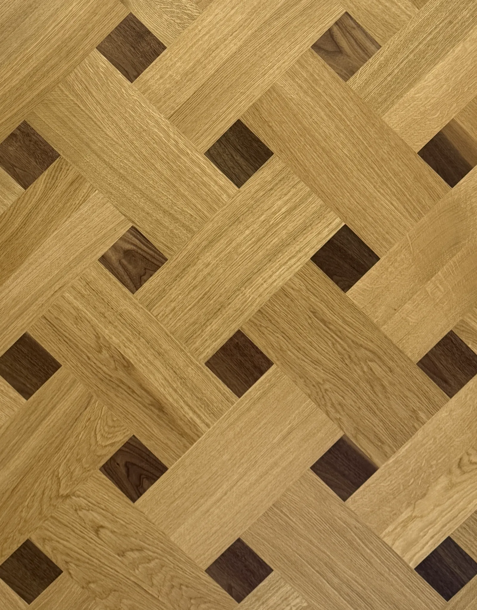 Vlechtpatroon parket in eiken met walnoot-accenten
